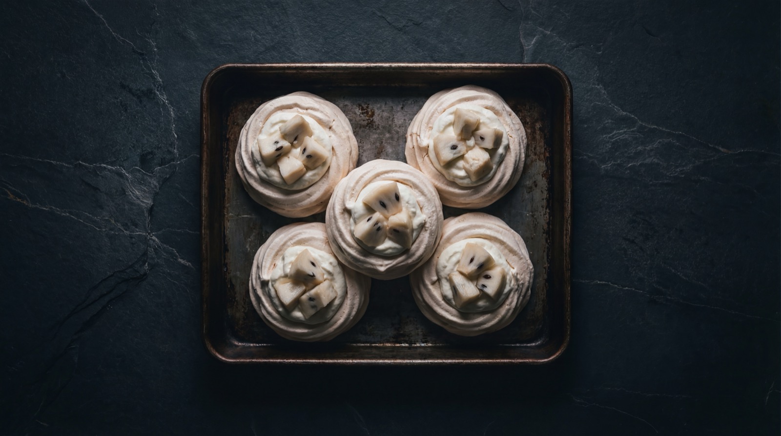 Ingredientes del merengon: merengue seco, crema de leche, guanabana y fresas