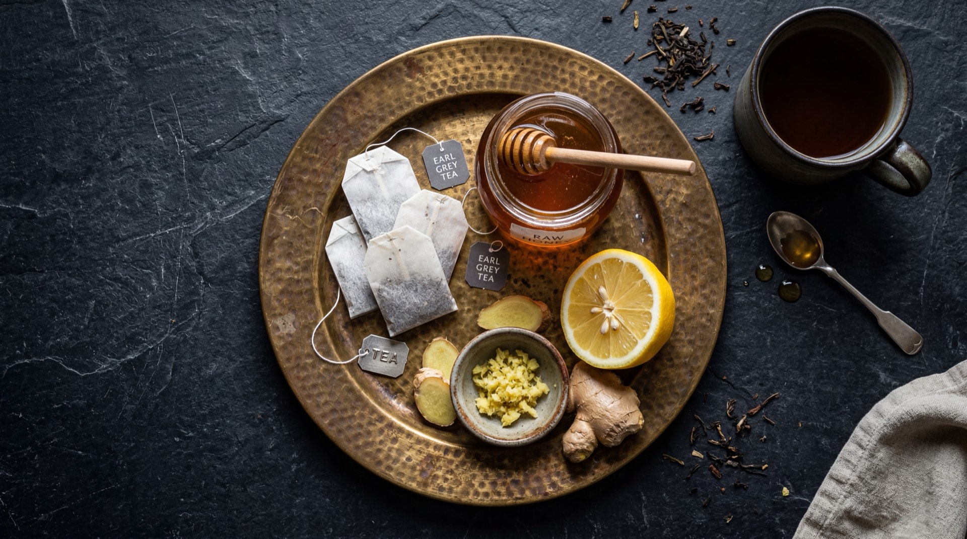 Miel liquida dorada, panal de abejas con miel, miel cristalizada y miel de diferentes flores colombianas