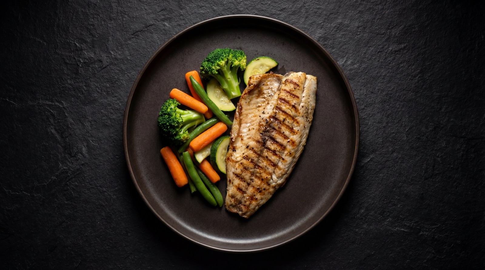 Mojarra al horno con ensalada y limon, version saludable