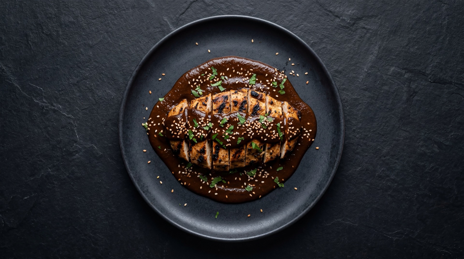 Mole poblano version saludable con pechuga de pollo sin piel y porcion reducida de salsa sobre cama de verduras al vapor