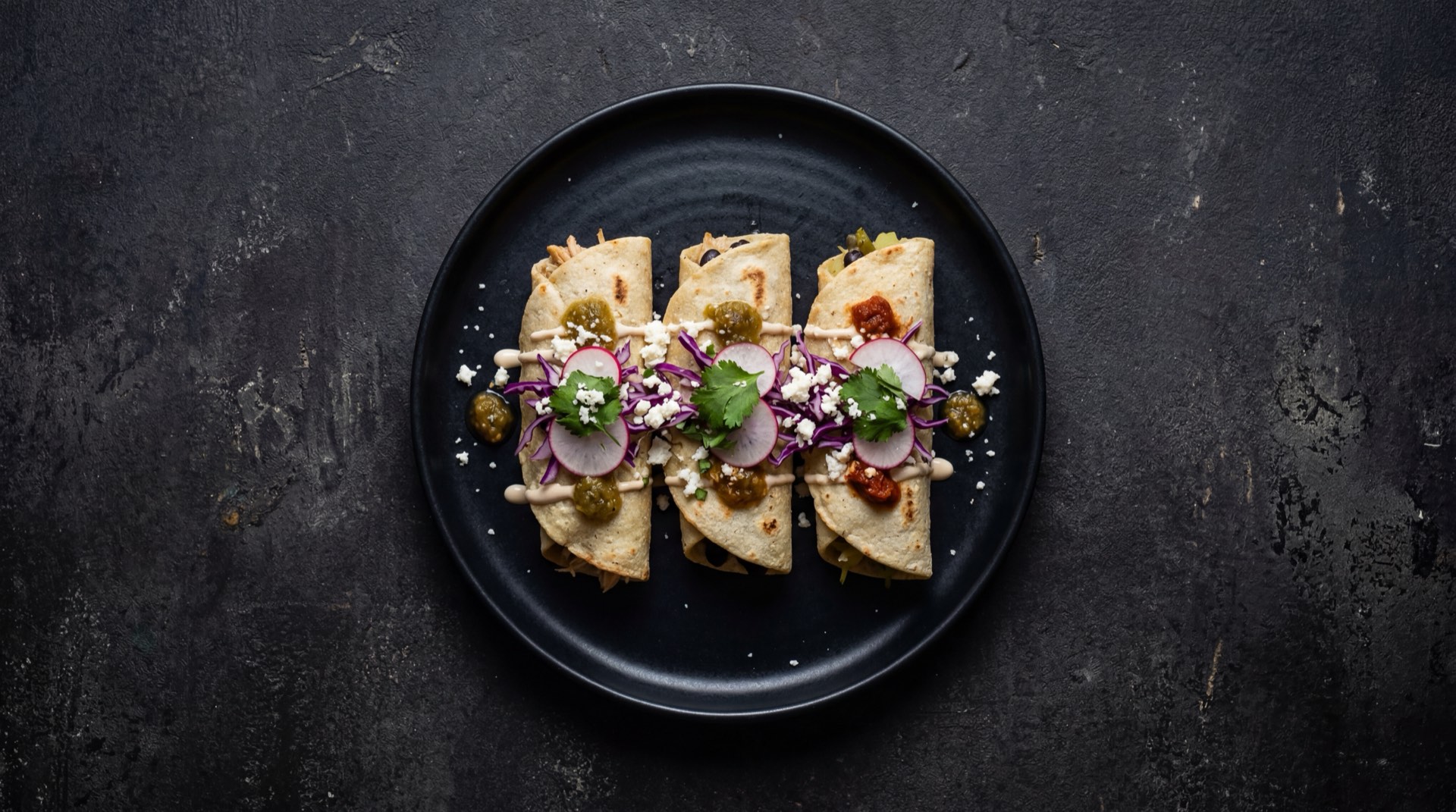 Molotes mexicanos version saludable al horno sin freir rellenos de frijoles refritos con salsa verde y queso fresco