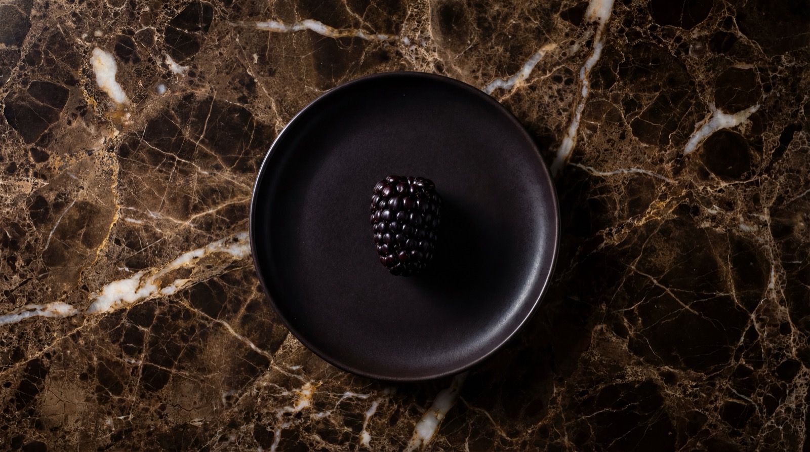 Moras colombianas frescas mostrando diferentes grados de madurez