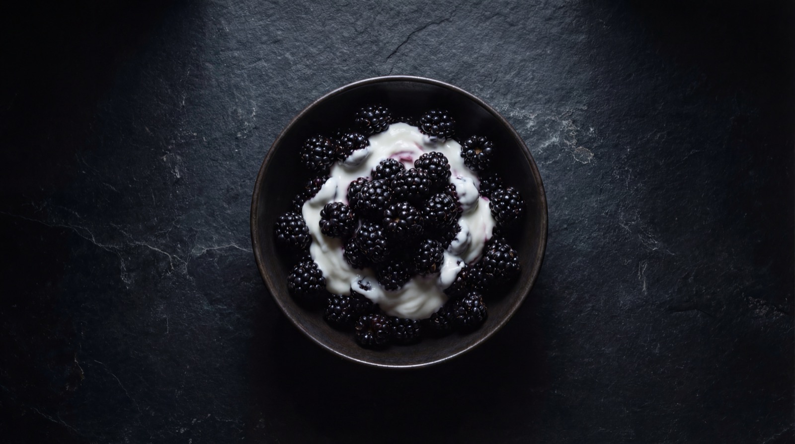 Smoothie bowl de mora colombiana saludable