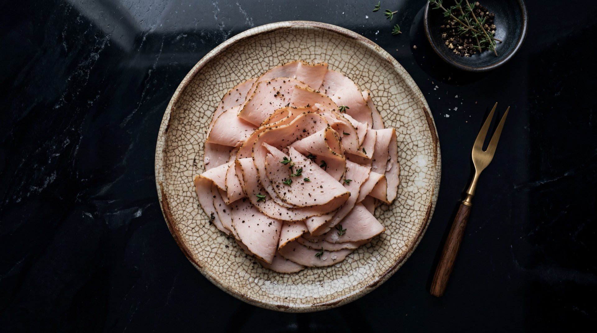 Alternativa saludable a la mortadela Zenu: pechuga de pavo natural tajada con aguacate maduro y tomate rojo en pan integral