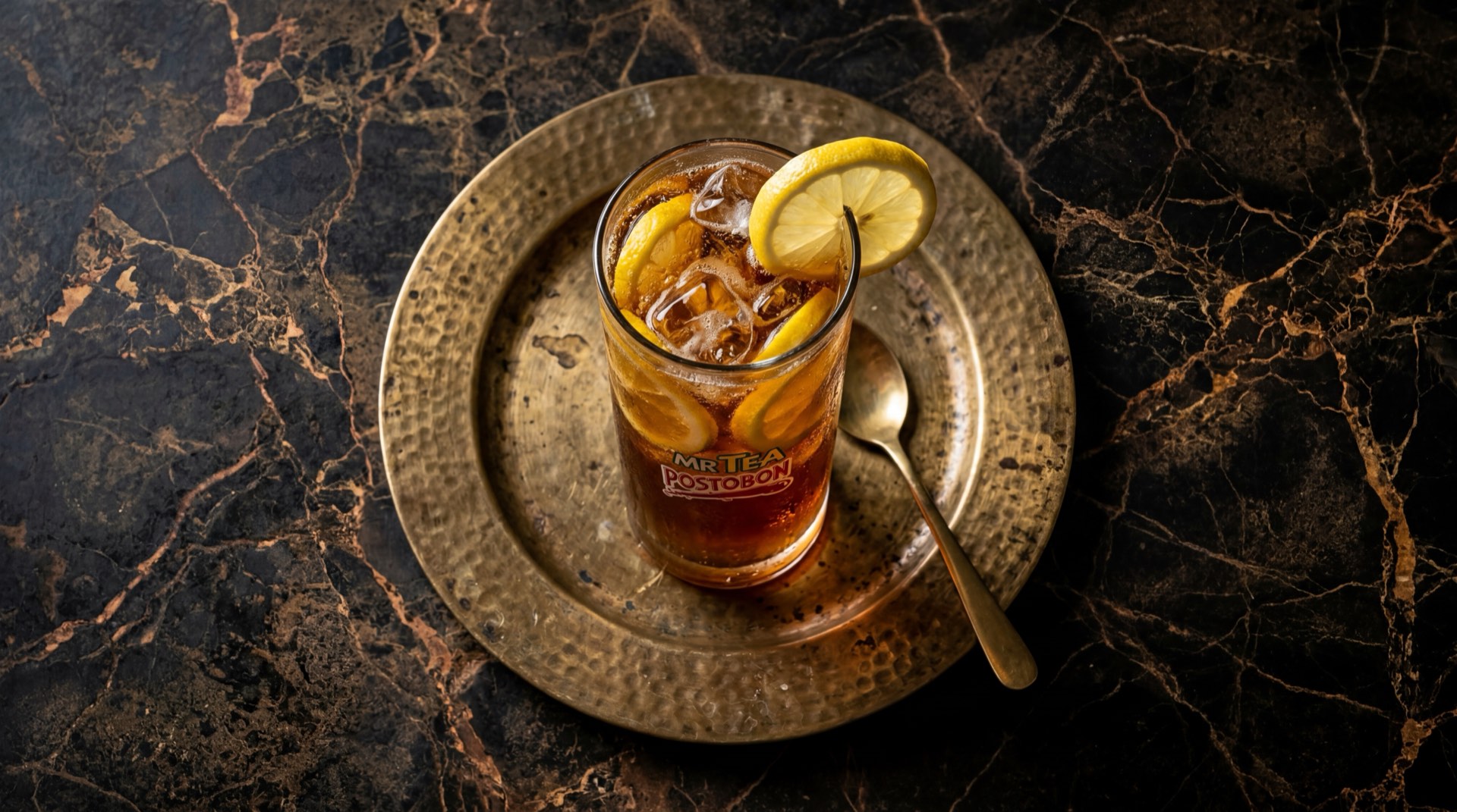Mr. Tea de Postobon, te helado colombiano en caja Tetra Pak sobre mesa de marmol oscuro