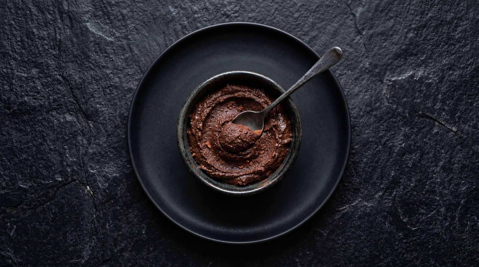 Alternativa saludable a la Nucita: crema de cacao natural con avellanas tostadas y banano maduro sobre tostada de pan integral
