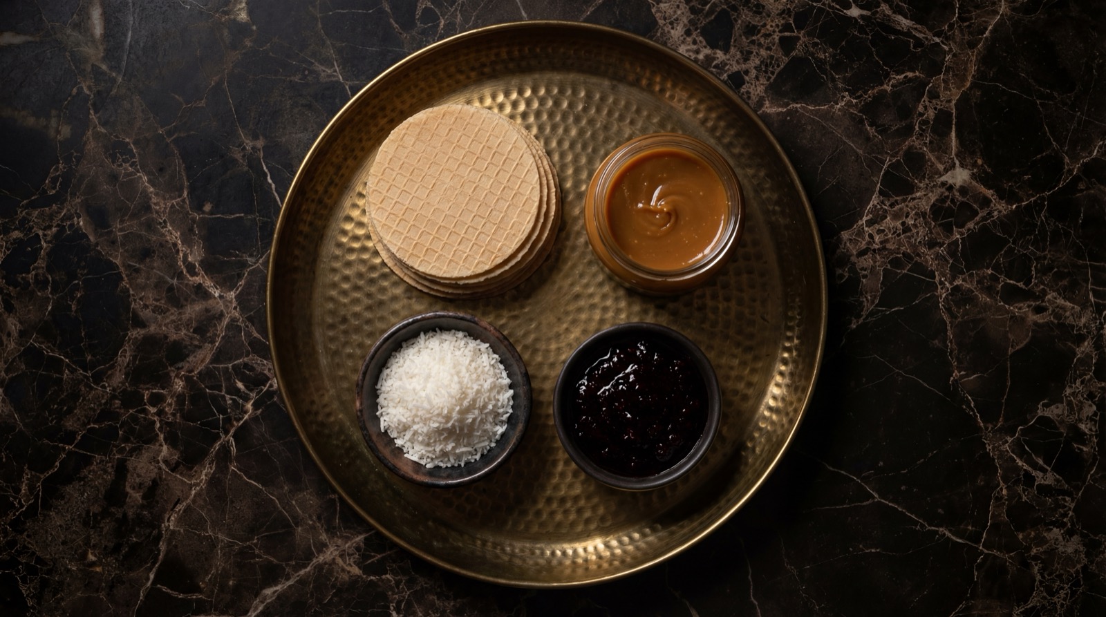 Ingredientes de las obleas colombianas: galletas de oblea, arequipe, coco rallado, mora y queso