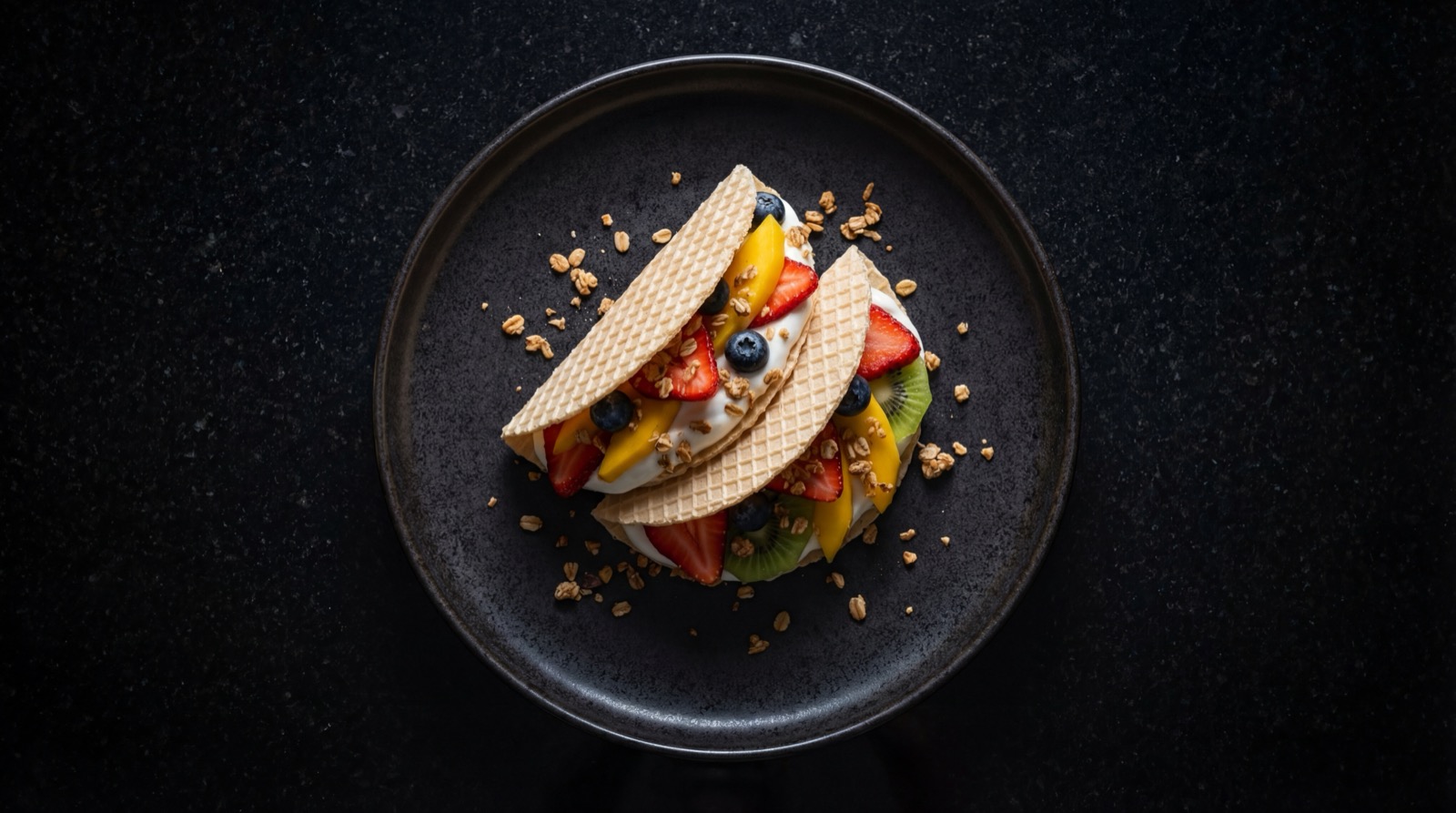 Obleas colombianas con fruta fresca y menos arequipe como version saludable