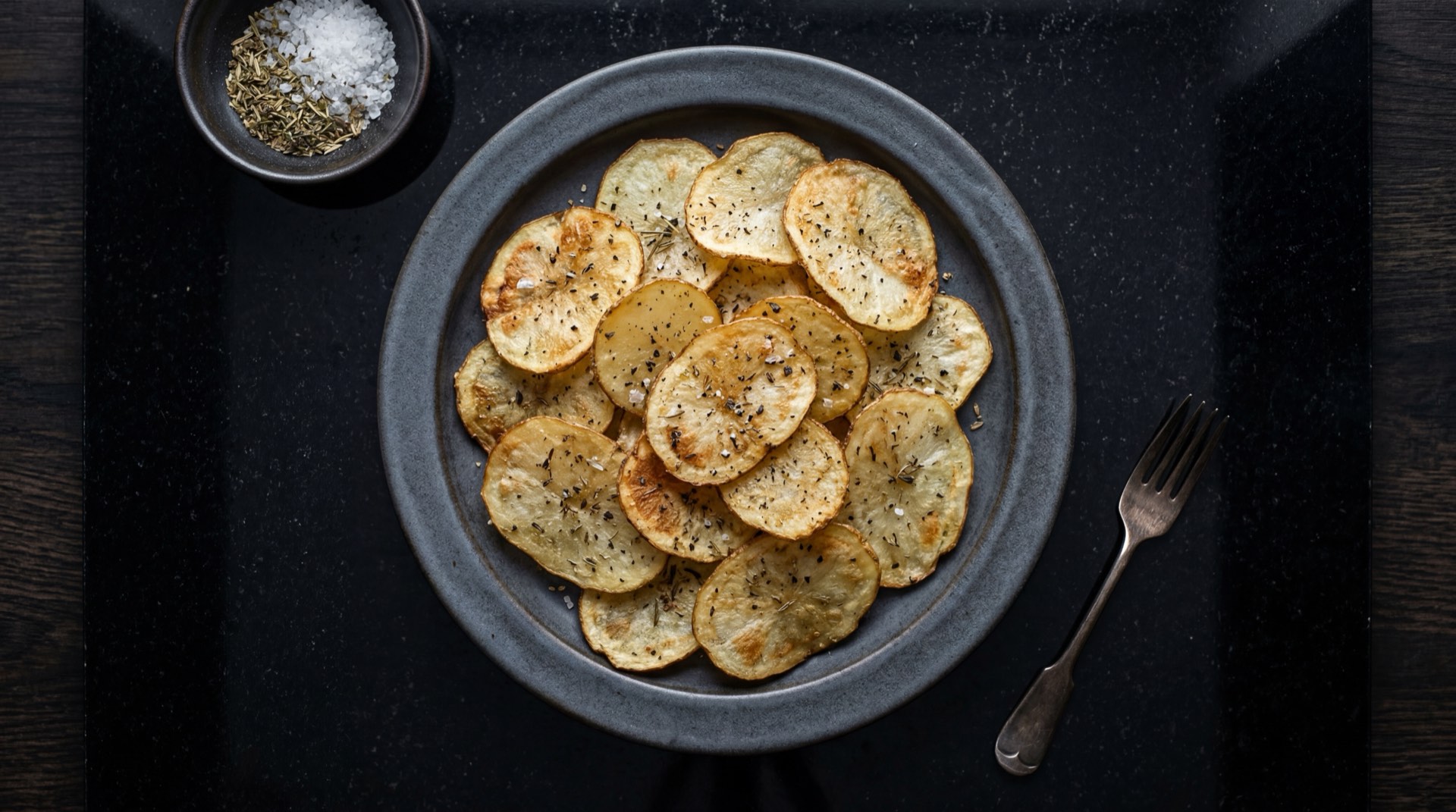 Alternativa saludable a las Papas Margarita: chips de papa horneados caseros con poca sal y guacamole de aguacate Hass fresco