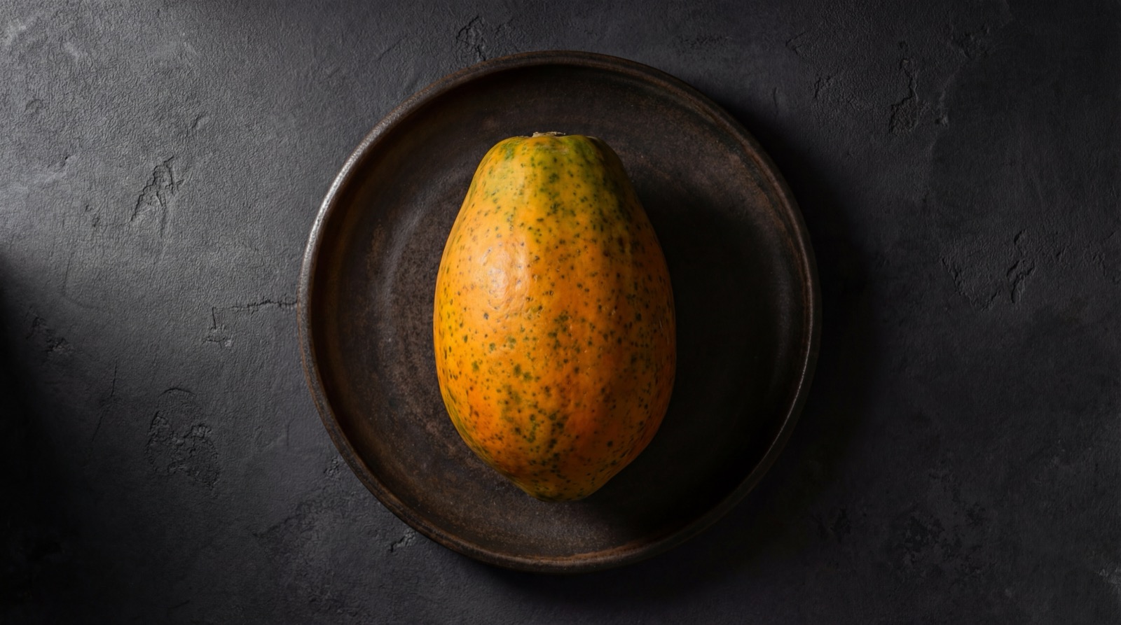 Papaya entera y cortada mostrando pulpa, semillas y diferentes variedades