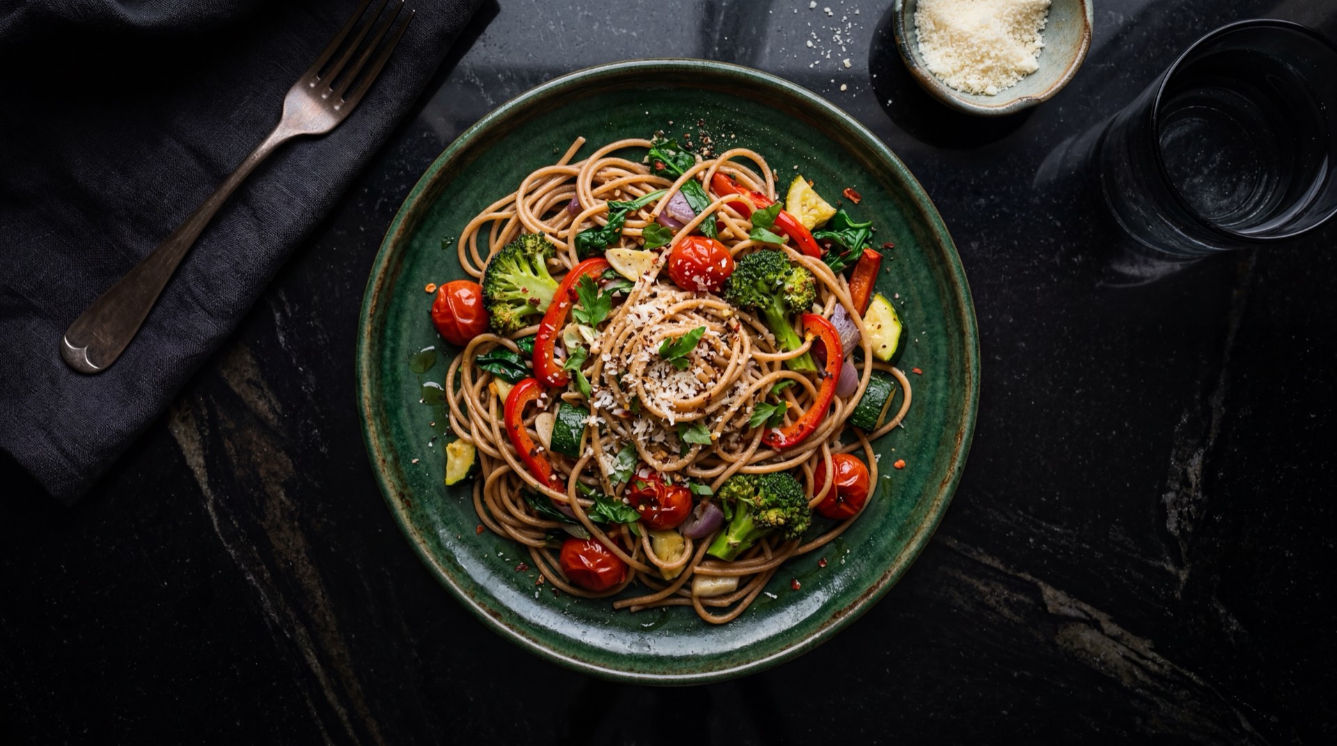 Version saludable de spaghetti Doria integral con verduras salteadas, brocoli al vapor, pechuga de pollo a la plancha y tomate rojo cherry