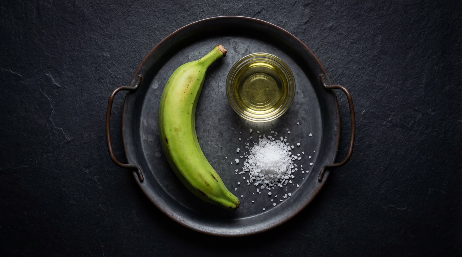 Ingredientes del patacon colombiano: platano verde, aceite, sal, hogao y pataconera