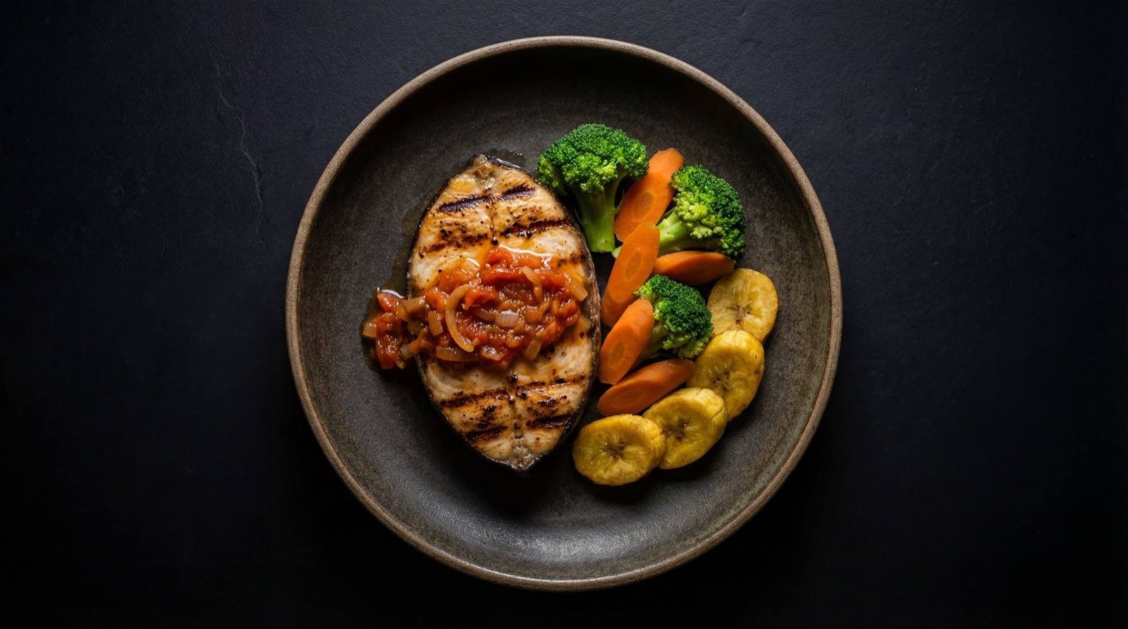 Pescado a la plancha con ensalada y limon, version saludable