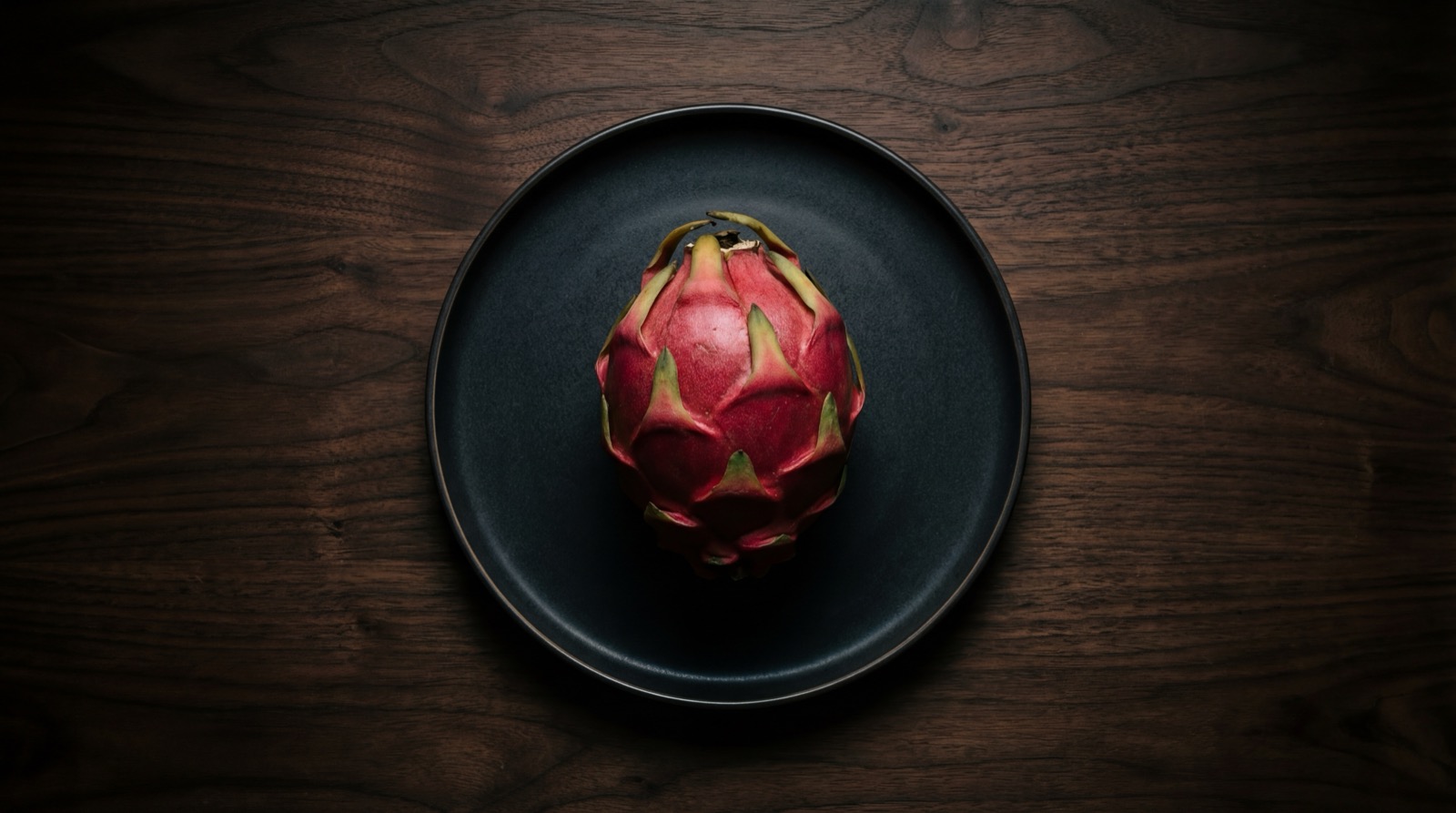 Pitahaya amarilla entera, pitahaya cortada con pulpa blanca, pitahaya roja y semillas de pitahaya