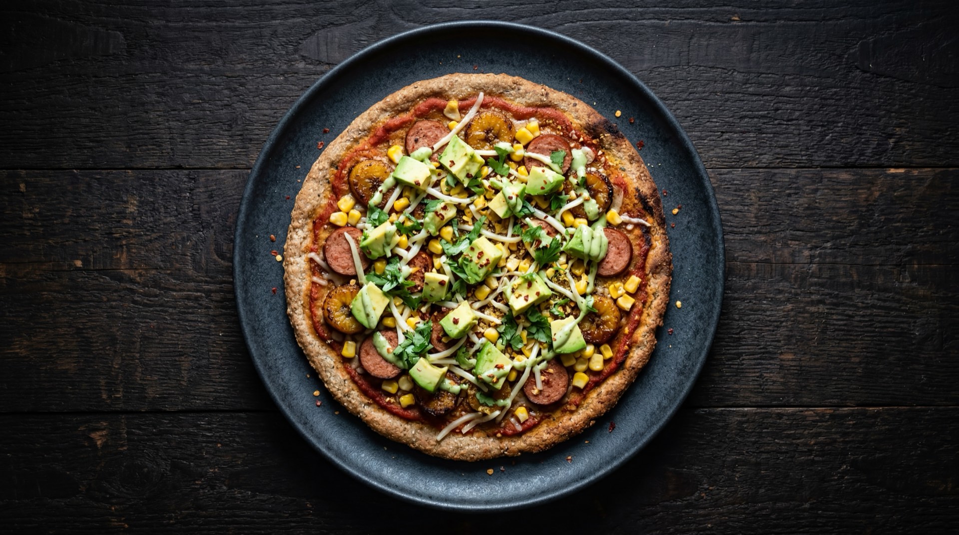 Pizza colombiana version saludable con masa delgada integral, queso mozzarella bajo en grasa, vegetales abundantes y menos jamon