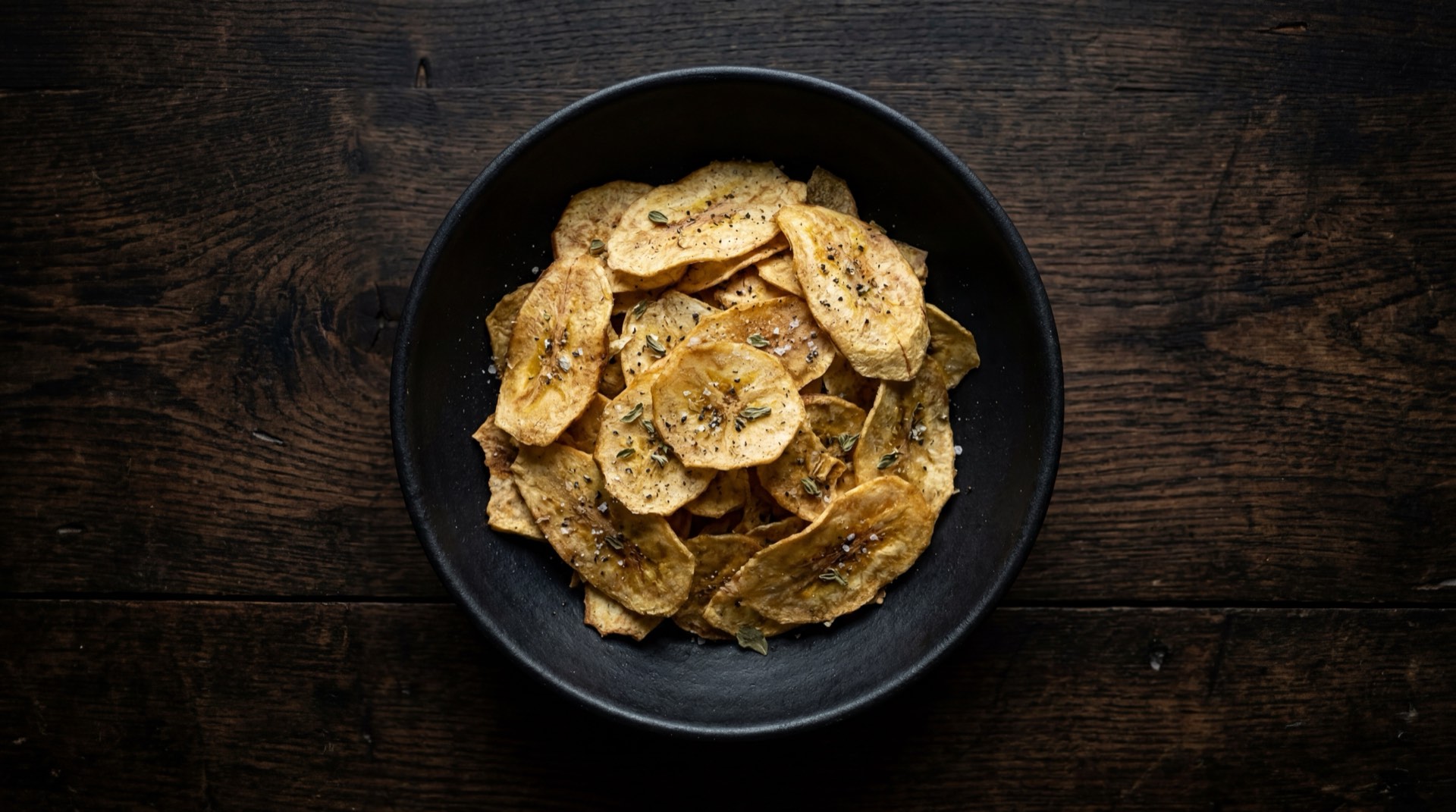Chips de platano verde al horno caseros con aceite de oliva extra virgen y sal marina fina, version saludable con menos grasa que los Platanitos Margarita fritos