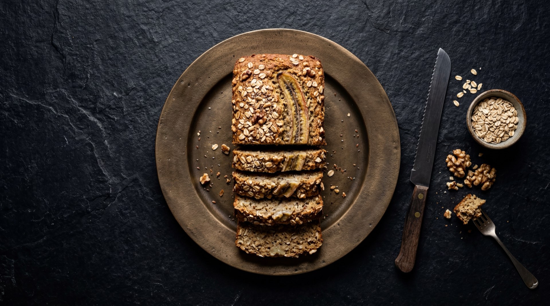 Version saludable del ponque: bizcocho casero de avena integral con banano maduro, sin azucar refinada, con fresas frescas cortadas