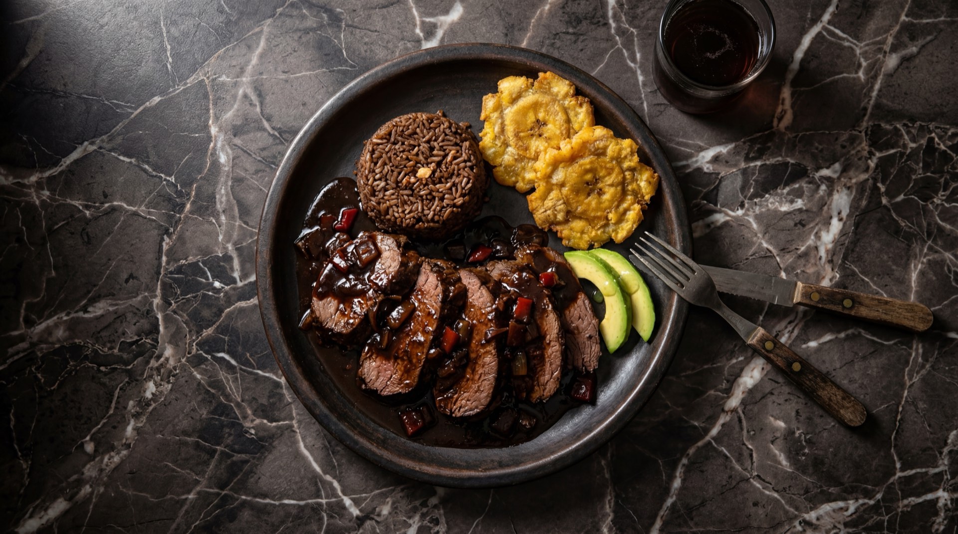 Posta negra cartagenera colombiano abierto en hoja de platano mostrando masa de maiz con pollo desmechado cerdo papa criolla zanahoria y arvejas verdes frescas