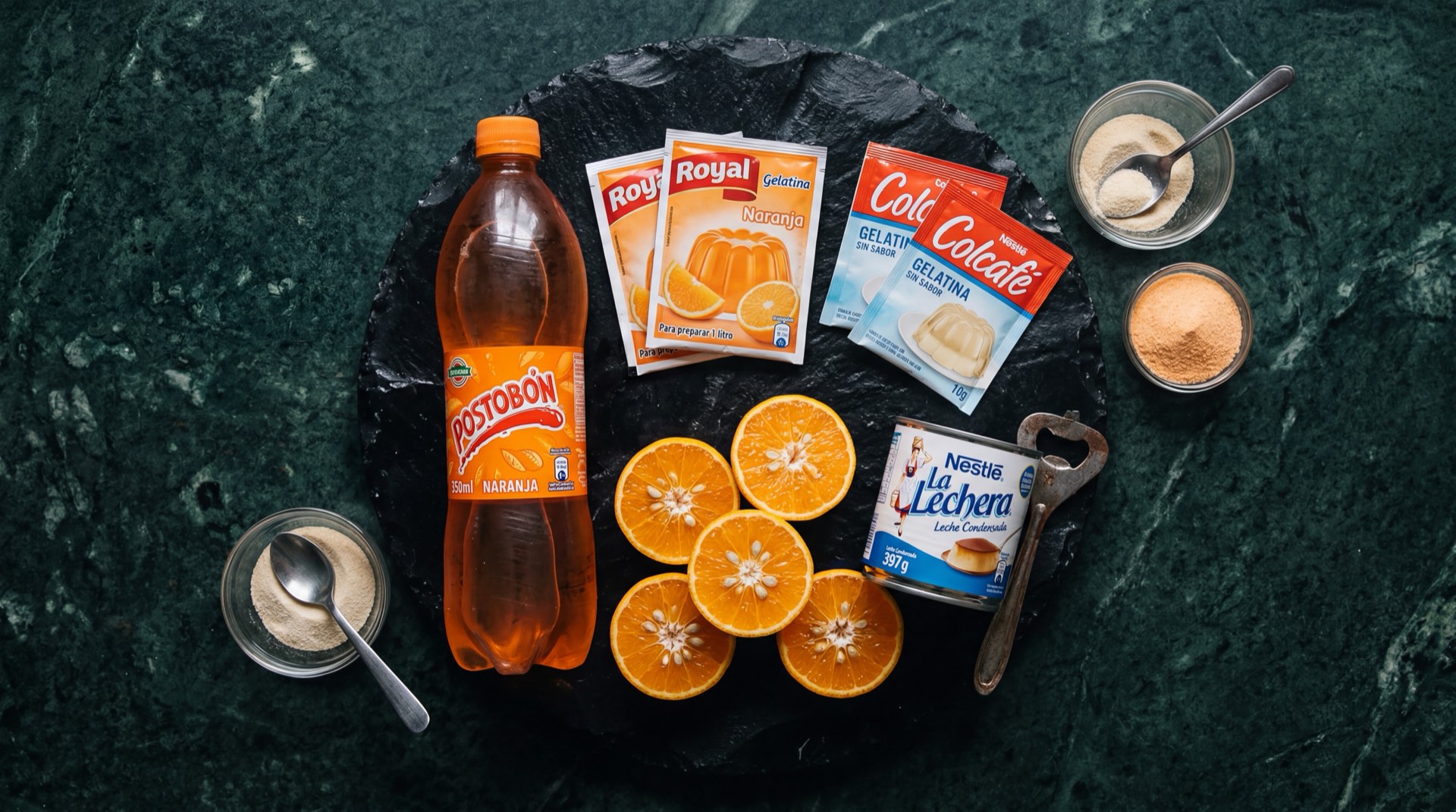 Postobon Naranja servida en vaso de vidrio con hielo mostrando el liquido naranja brillante gasificado, con azucar refinada blanca y naranjas frescas cortadas al lado