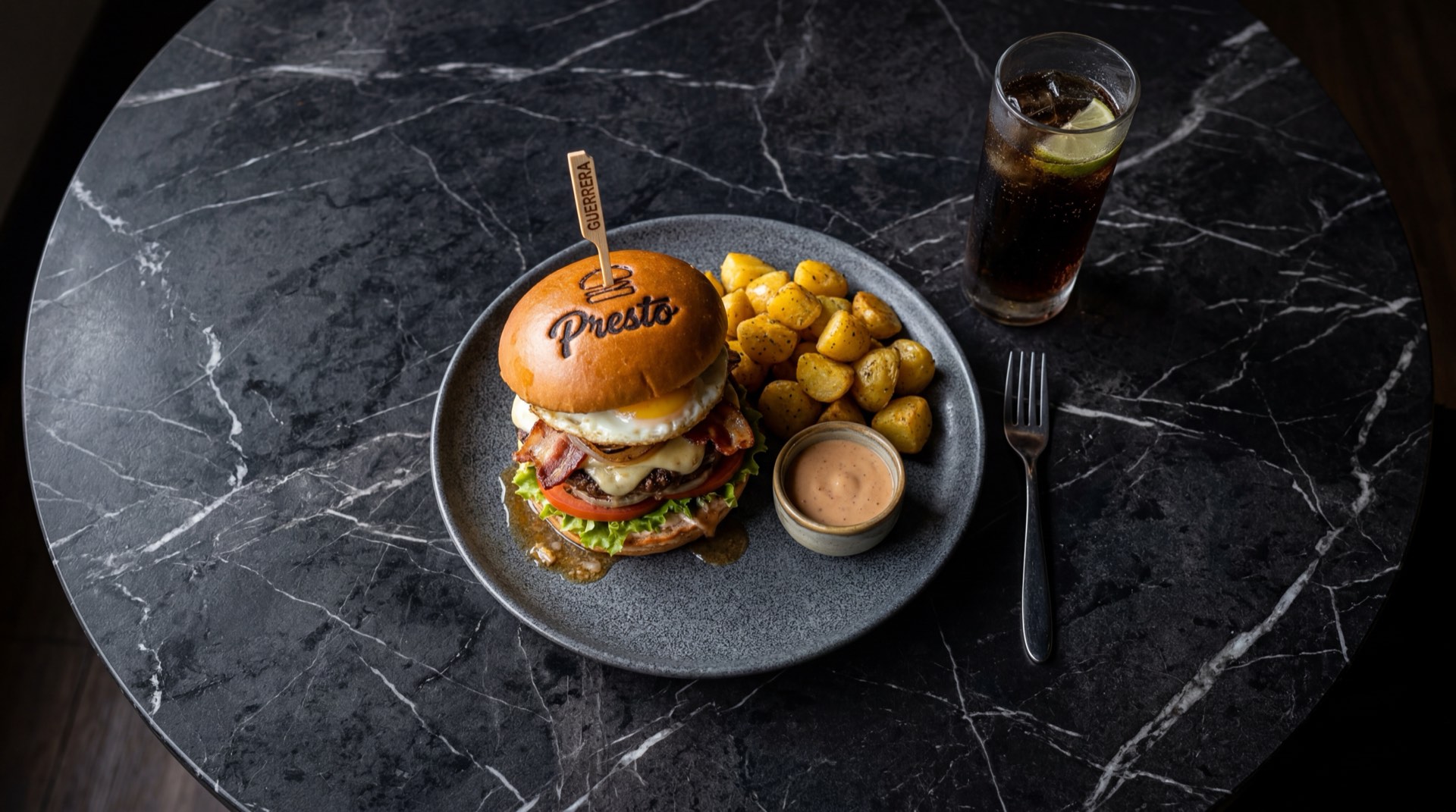 Hamburguesa clasica de Presto con carne de res a la plancha, lechuga crespa, tomate rojo, cebolla cabezona, salsas y pan con ajonjoli