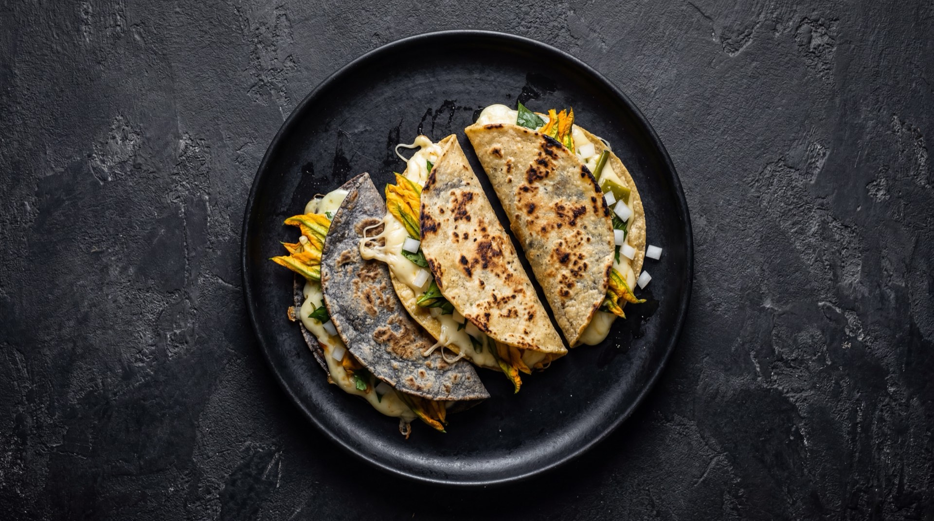 Quesadilla mexicana version saludable de flor de calabaza con queso panela en tortilla de maiz al comal sin aceite