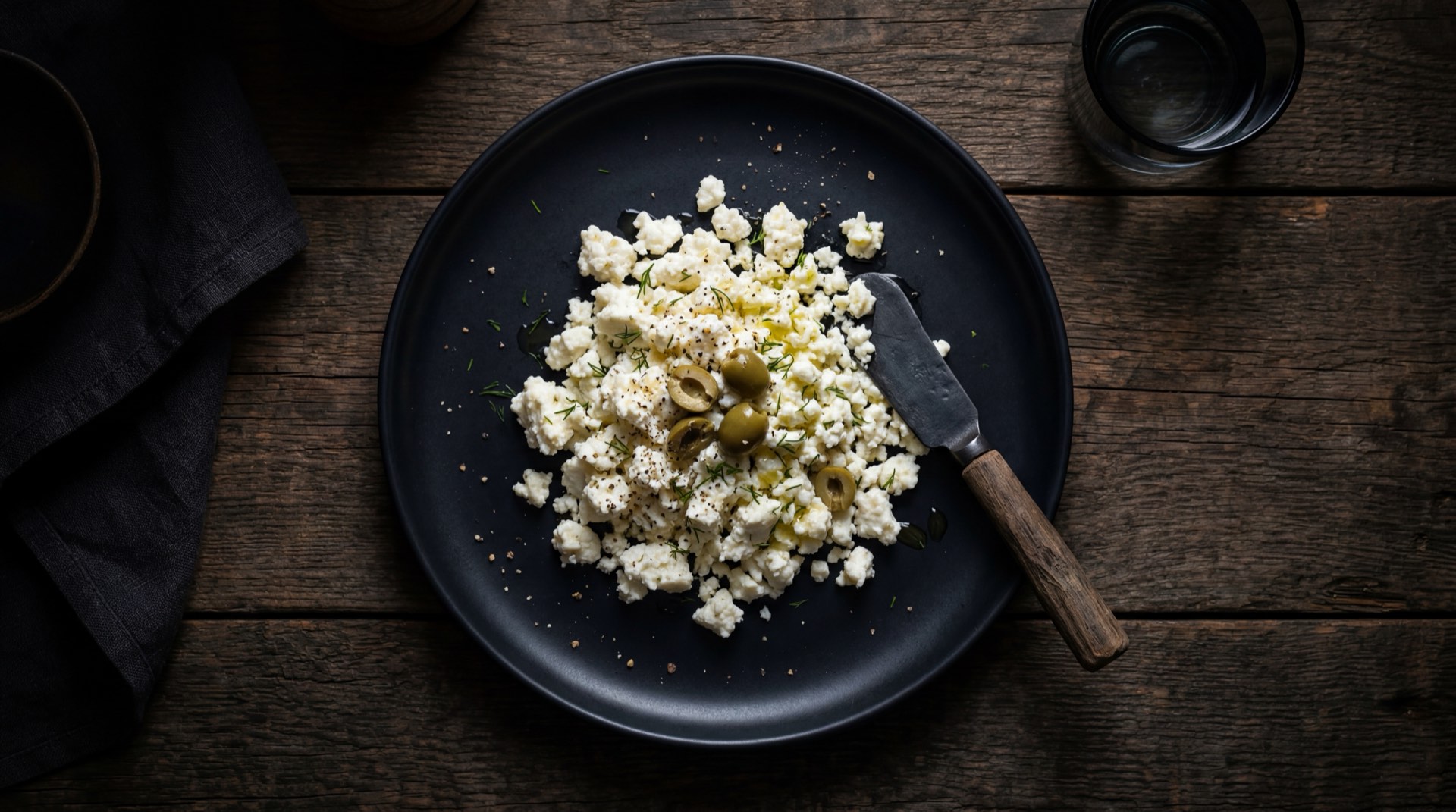 Quesito antioqueno fresco con frutas tropicales frescas como alternativa saludable al bocadillo veleno azucarado