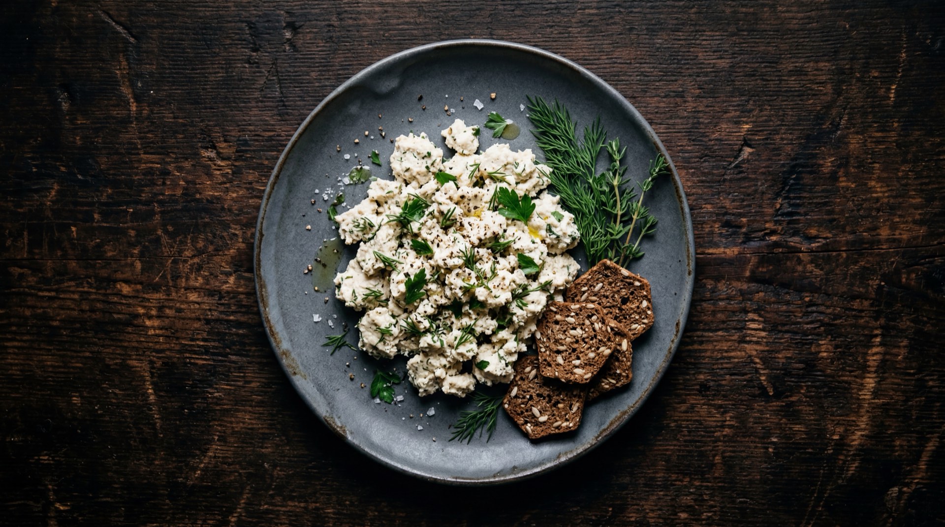 Queso paipa madurado de Boyaca en porcion controlada con frutas frescas como alternativa saludable al bocadillo