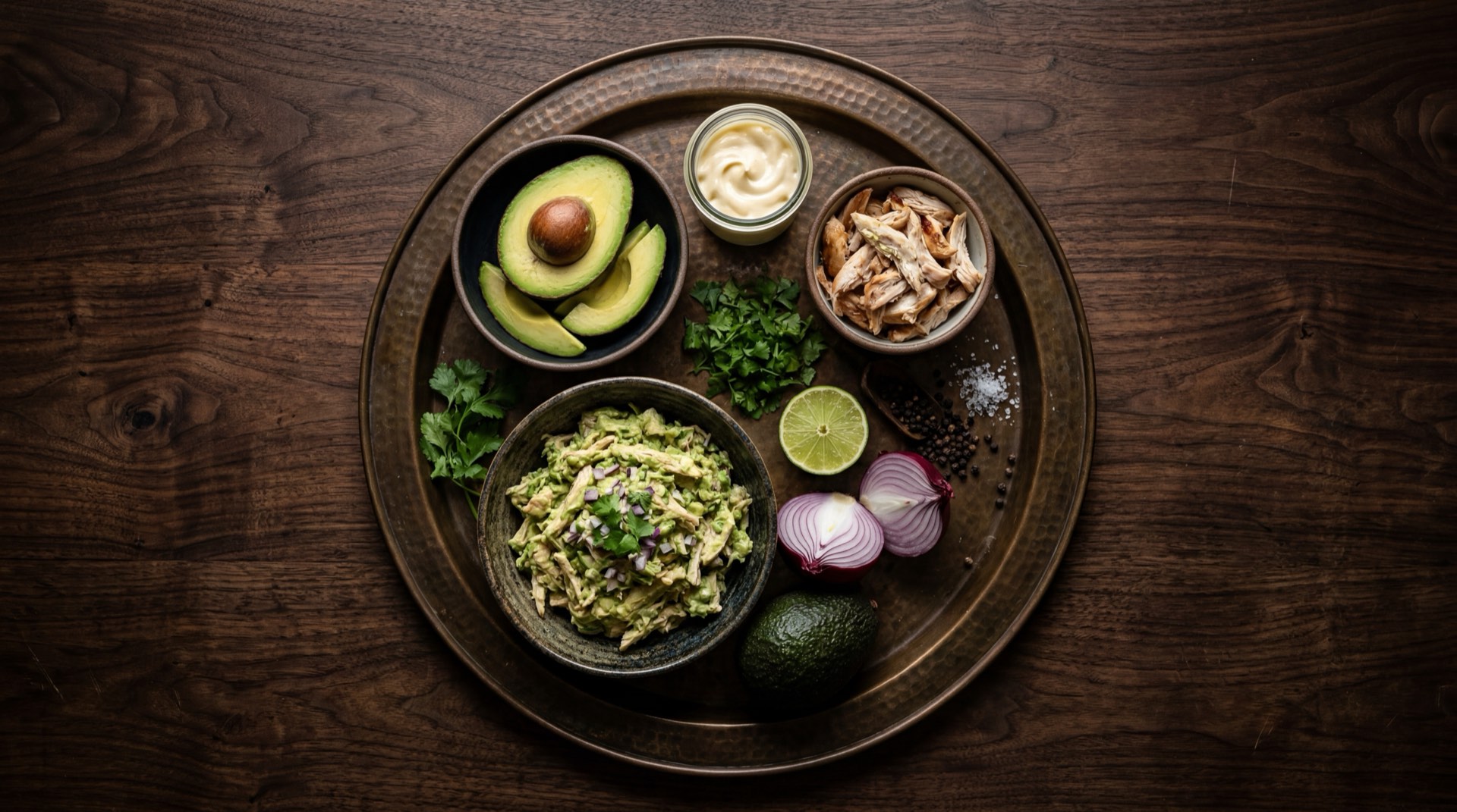 Ingredientes de la arepa reina pepiada venezolana: pechugas de pollo enteras deshuesadas, aguacates maduros tipo Hass cortados por la mitad, mayonesa comercial, cebolla morada pequena, limon verde fresco, cilantro fresco en ramitas, sal fina y pimienta negra molida