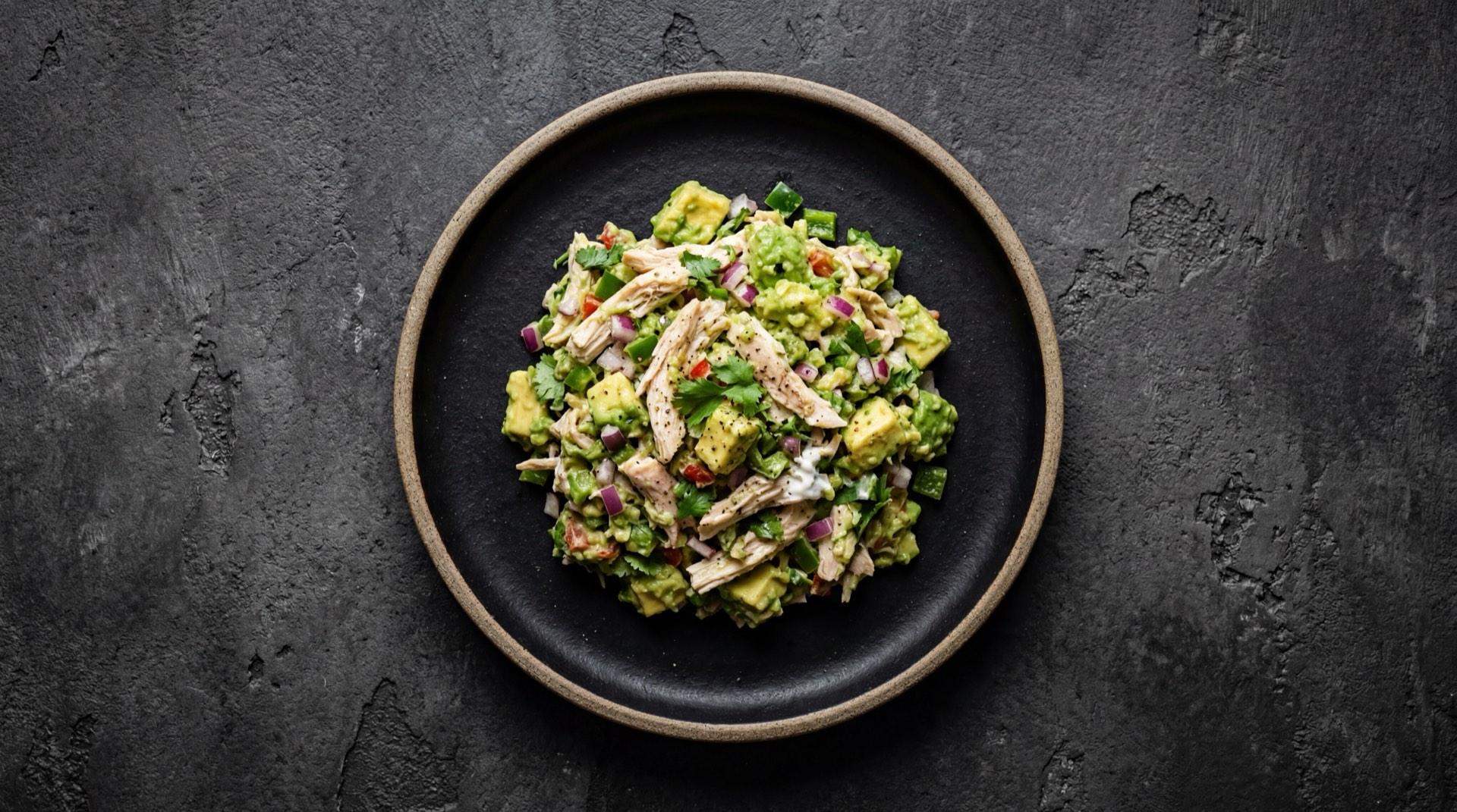 Arepa reina pepiada version saludable con mas aguacate maduro, sin mayonesa, pollo desmechado a la plancha y arepa delgada de harina de maiz precocida