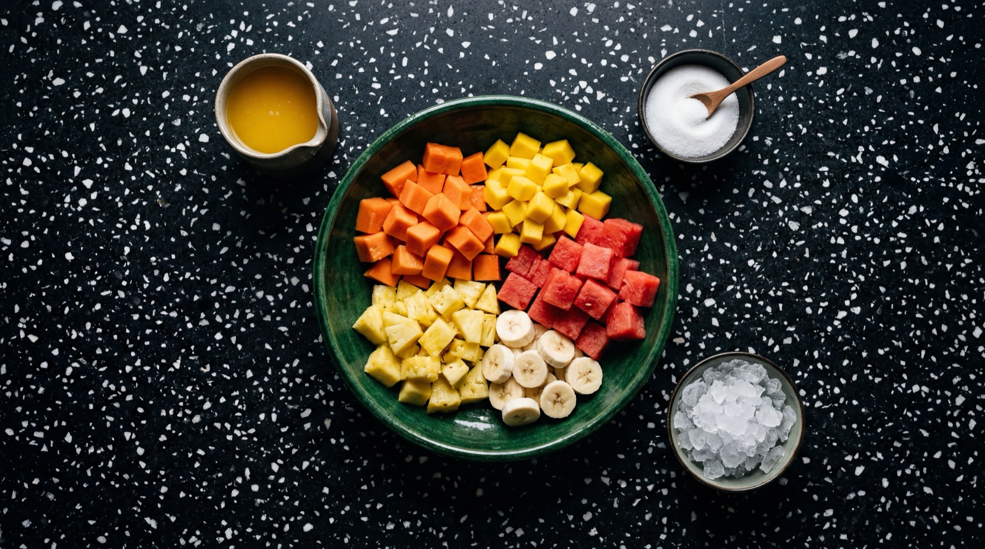 Ingredientes del salpicon de frutas: frutas tropicales picadas, jugo de naranja y hielo
