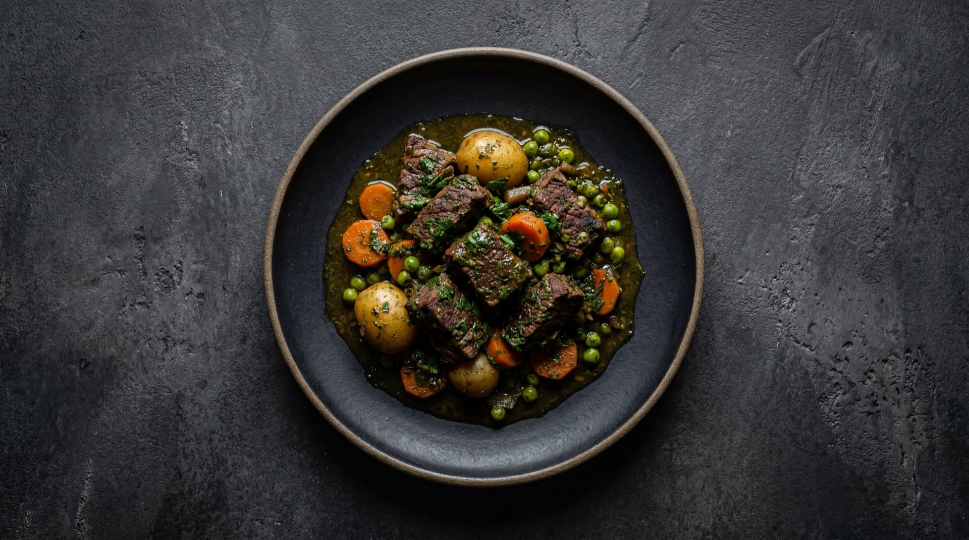 Seco de res peruano version saludable con mas cilantro fresco, menos arroz blanco y frejoles canario como base en vez de arroz