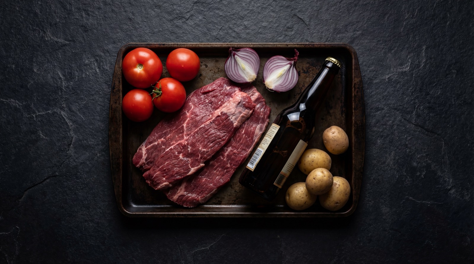 Ingredientes de la sobrebarriga: carne de falda, cerveza, tomates, cebolla, especias