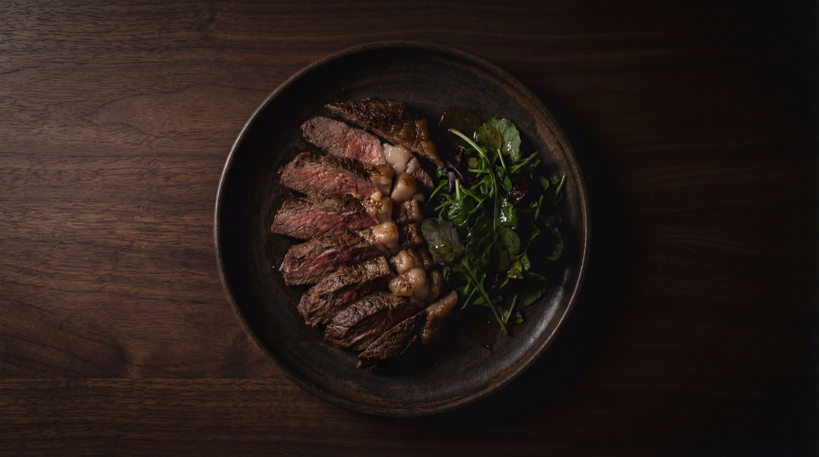 Sobrebarriga al horno con ensalada en vez de papa chorreada
