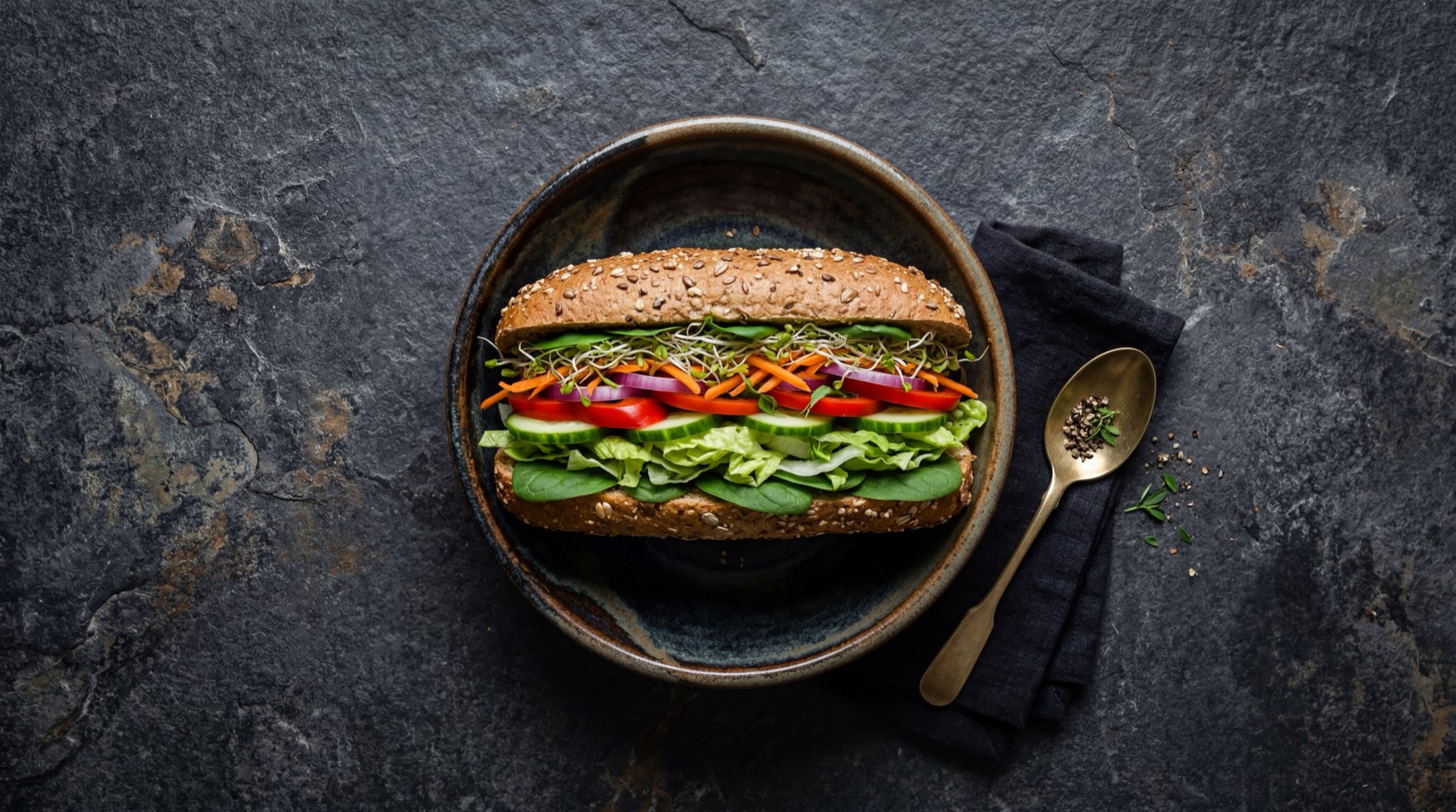 Sub de Subway version saludable con pechuga de pollo a la plancha en pan integral con vegetales frescos abundantes sin salsas cremosas