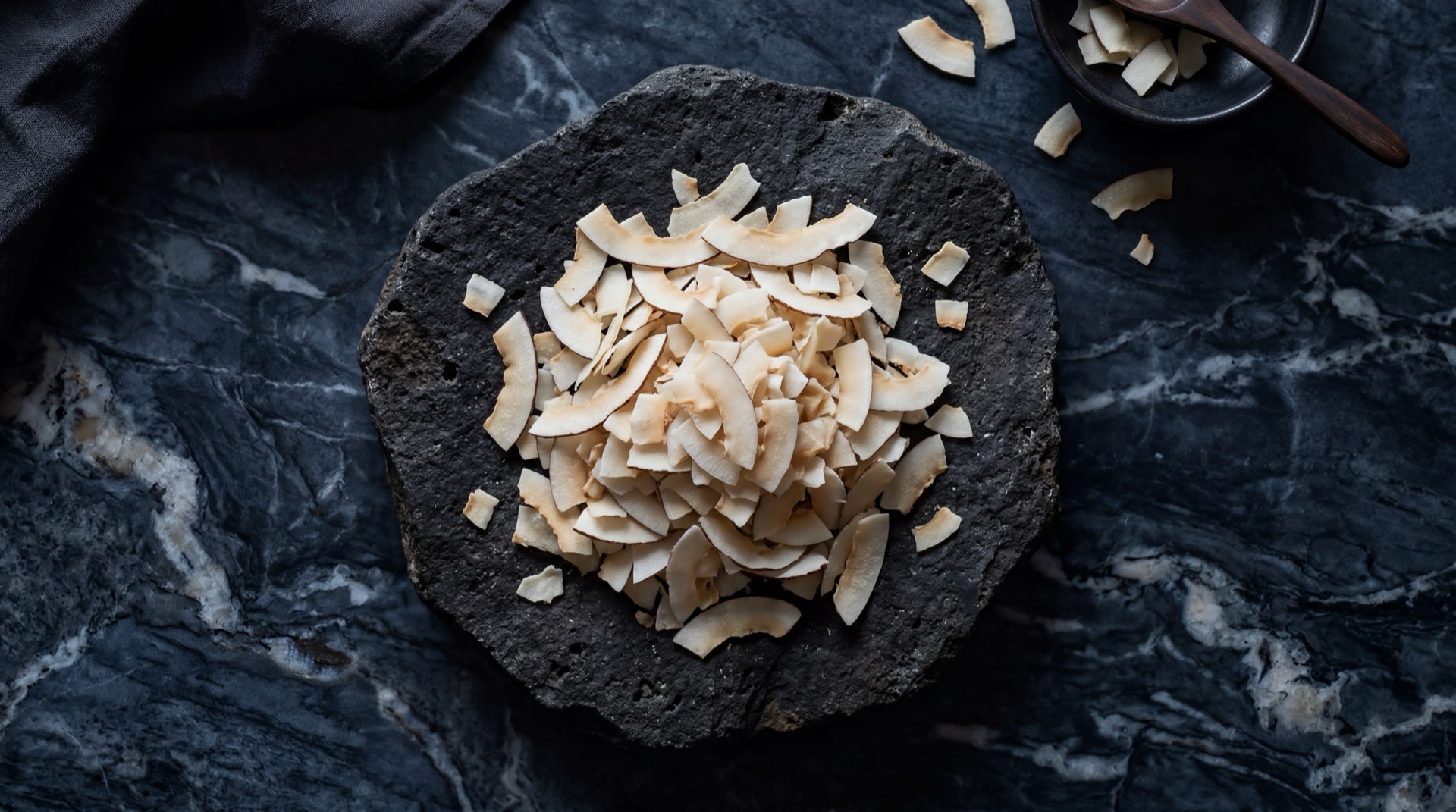 Cocadas caseras saludables hechas con coco rallado natural sin azucar, panela organica rallada y claras de huevo, horneadas doradas sobre bandeja oscura
