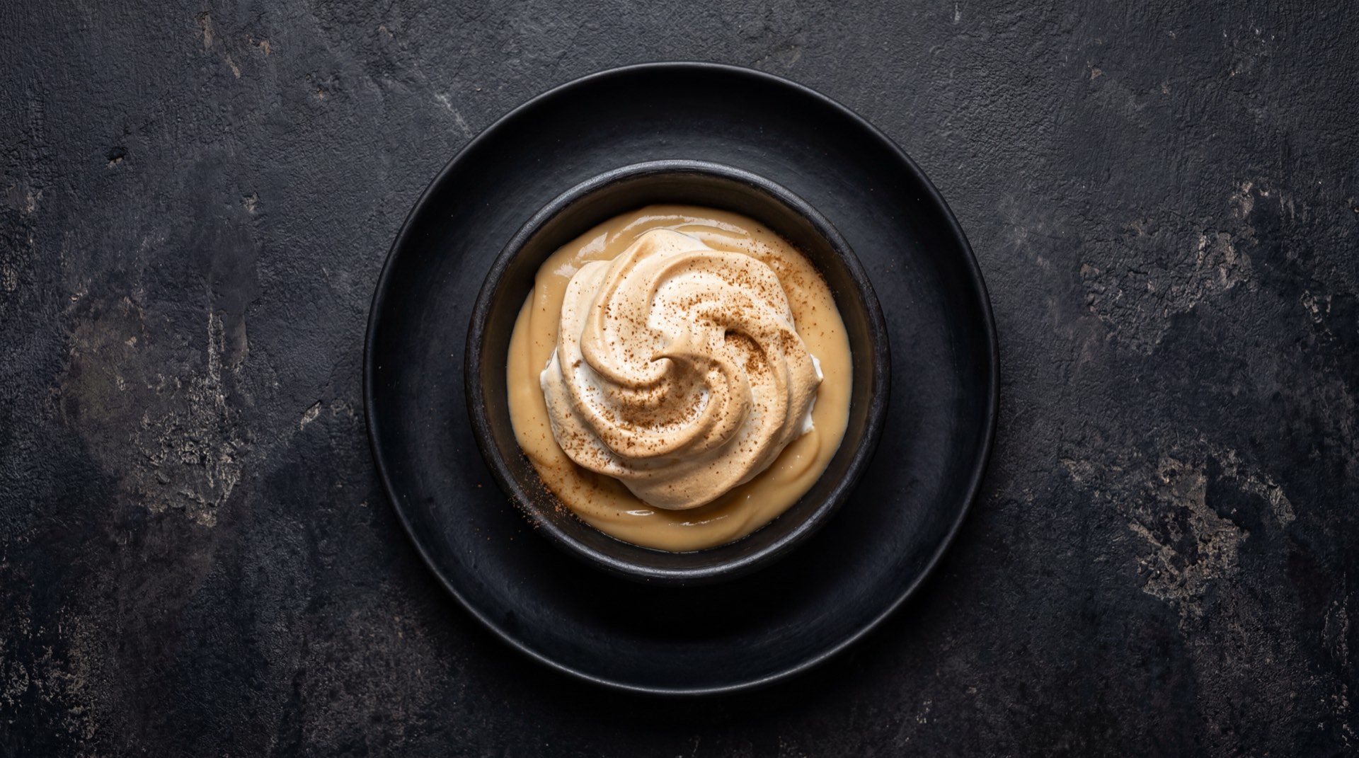 Suspiro limeno version saludable con leche deslactosada y edulcorante natural en copa pequena de cristal