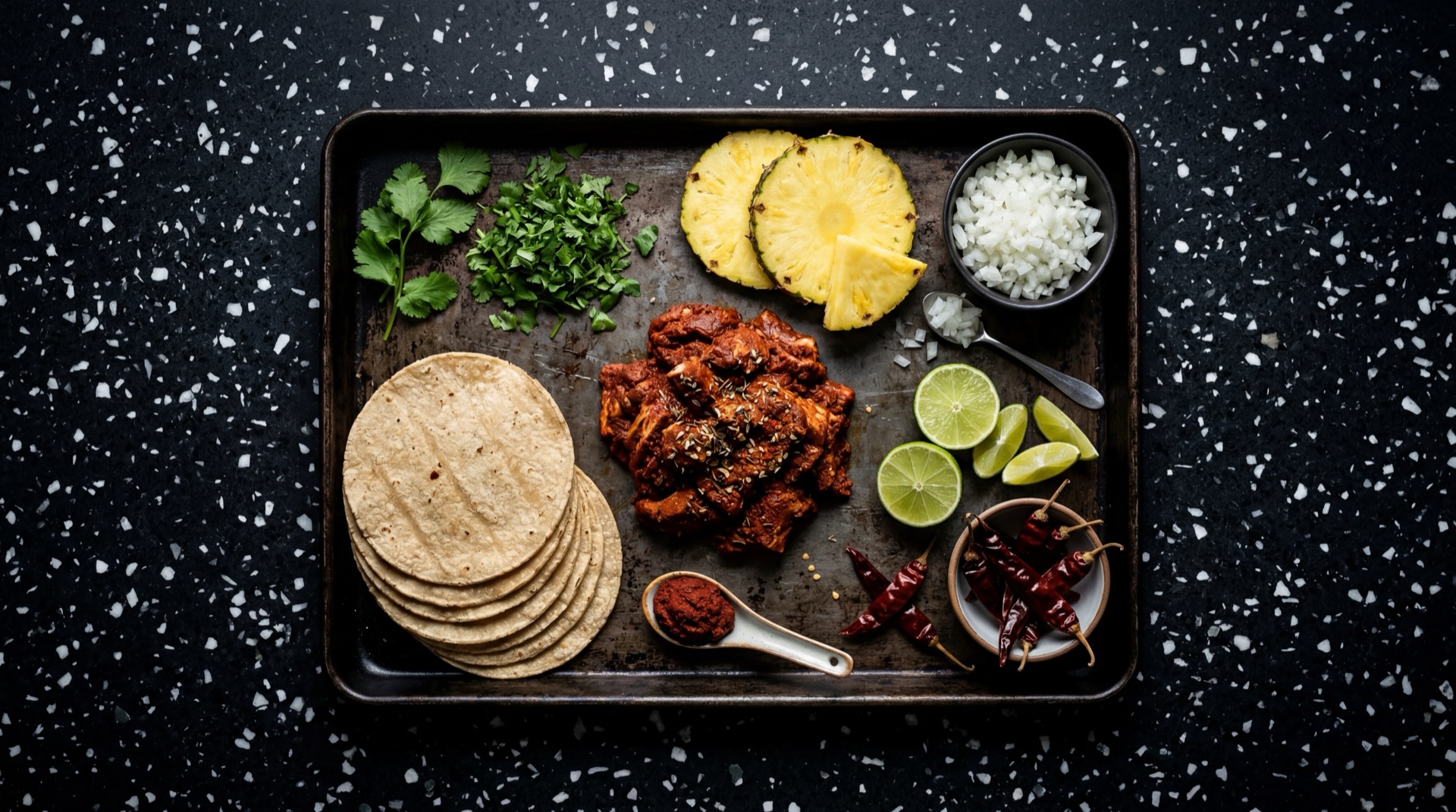 Ingredientes de los tacos al pastor mexicanos: carne de cerdo en bistec fino, chiles guajillo secos, chiles ancho secos, pasta de achiote, pina fresca en rebanadas, tortillas de maiz pequenas, cebolla blanca picada, cilantro fresco, limones verdes mexicanos y comino molido