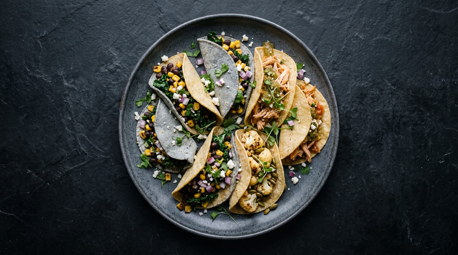 Tacos de canasta mexicanos version mas ligera con menos aceite vegetal, relleno de frijol refrito de olla con cebolla y salsa verde casera de tomatillo sin manteca de cerdo