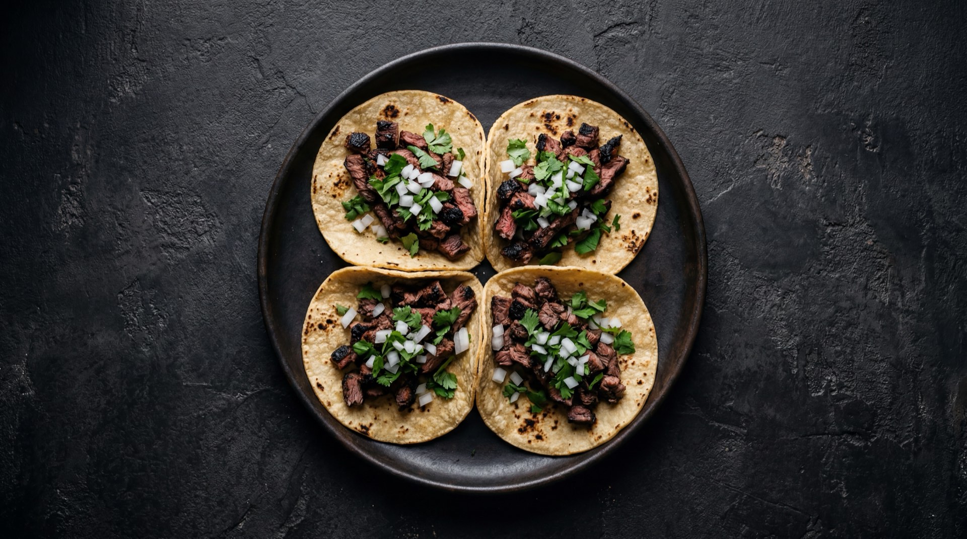 Tacos de carne asada version saludable con tortilla de maiz integral, carne magra de diezmillo asada y abundante cilantro fresco