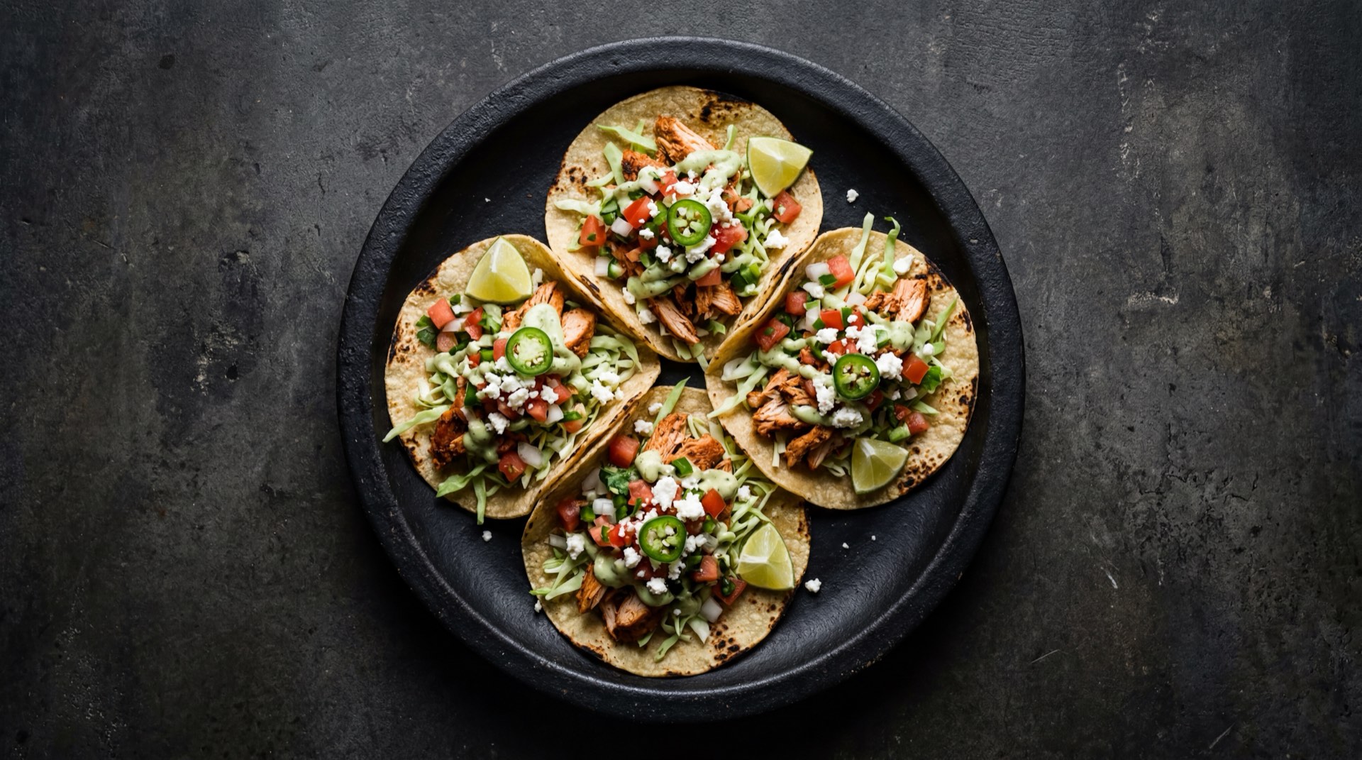 Tacos de pollo mexicanos version saludable con pollo a la plancha sin aceite, tortilla de maiz nixtamalizado, repollo morado rallado y salsa verde casera de tomatillo