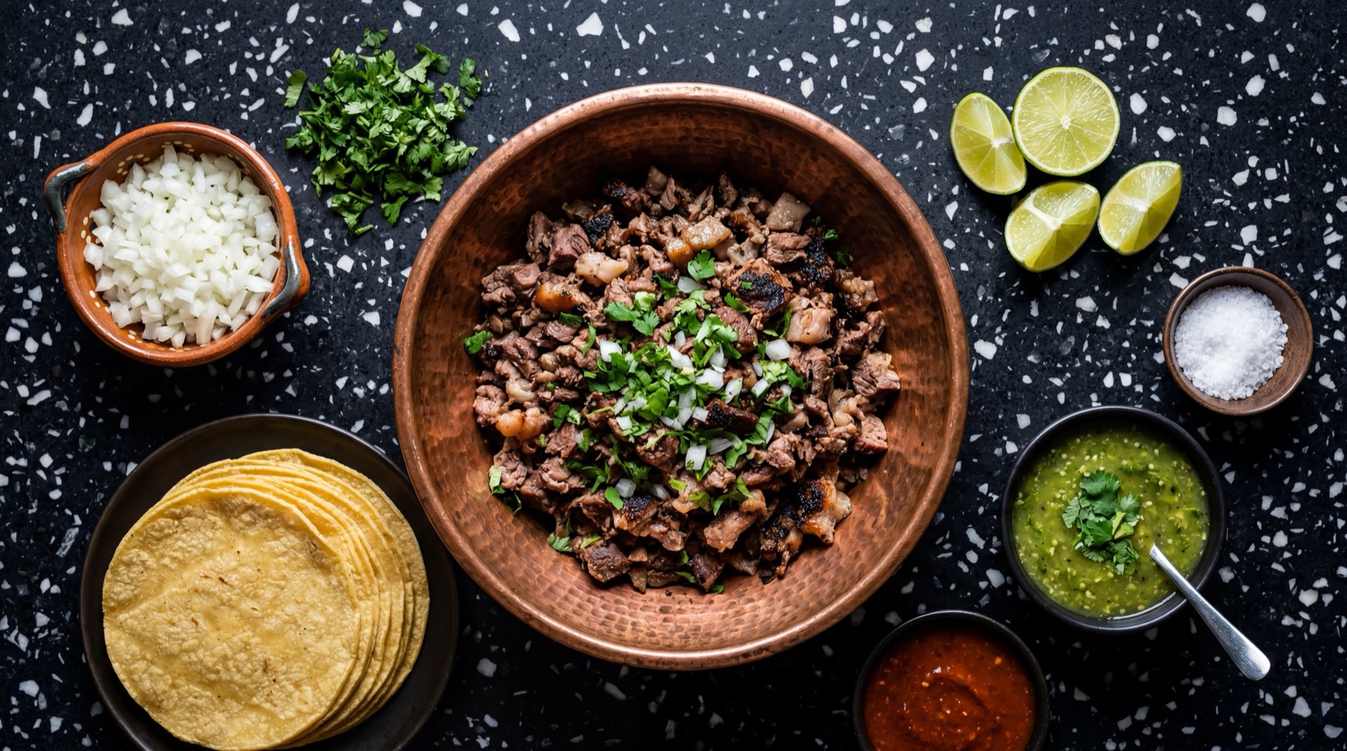 Ingredientes de los tacos de suadero mexicanos: suadero de res fresco crudo en trozo, tortillas de maiz nixtamalizado frescas pequenas, cebolla blanca entera, cilantro fresco en manojo, chiles de arbol secos enteros, dientes de ajo enteros pelados, hojas de laurel seco y limones verdes mexicanos