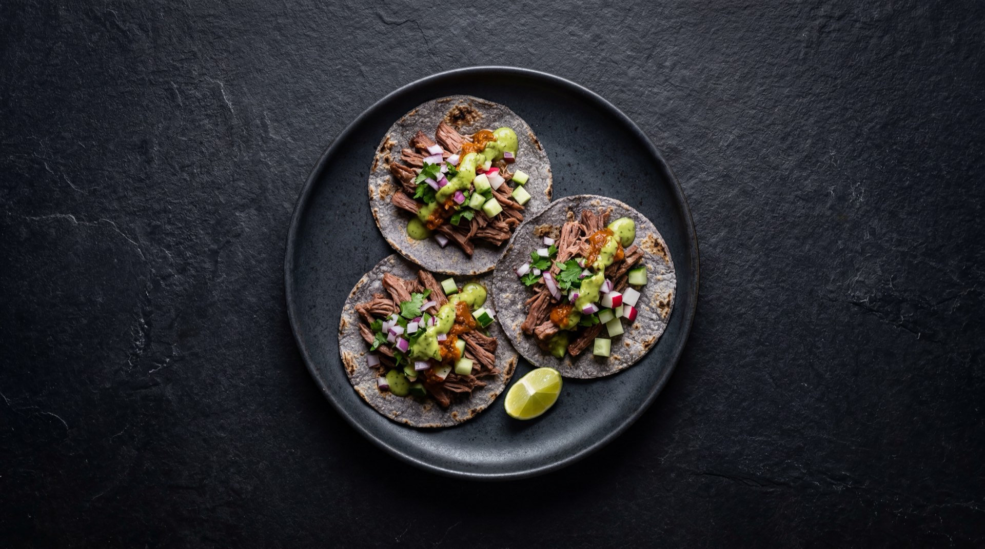 Tacos de suadero mexicanos version mas ligera con suadero de res bien escurrido sin grasa extra, tortilla de maiz sencilla, cebolla blanca picada, cilantro fresco y limon verde