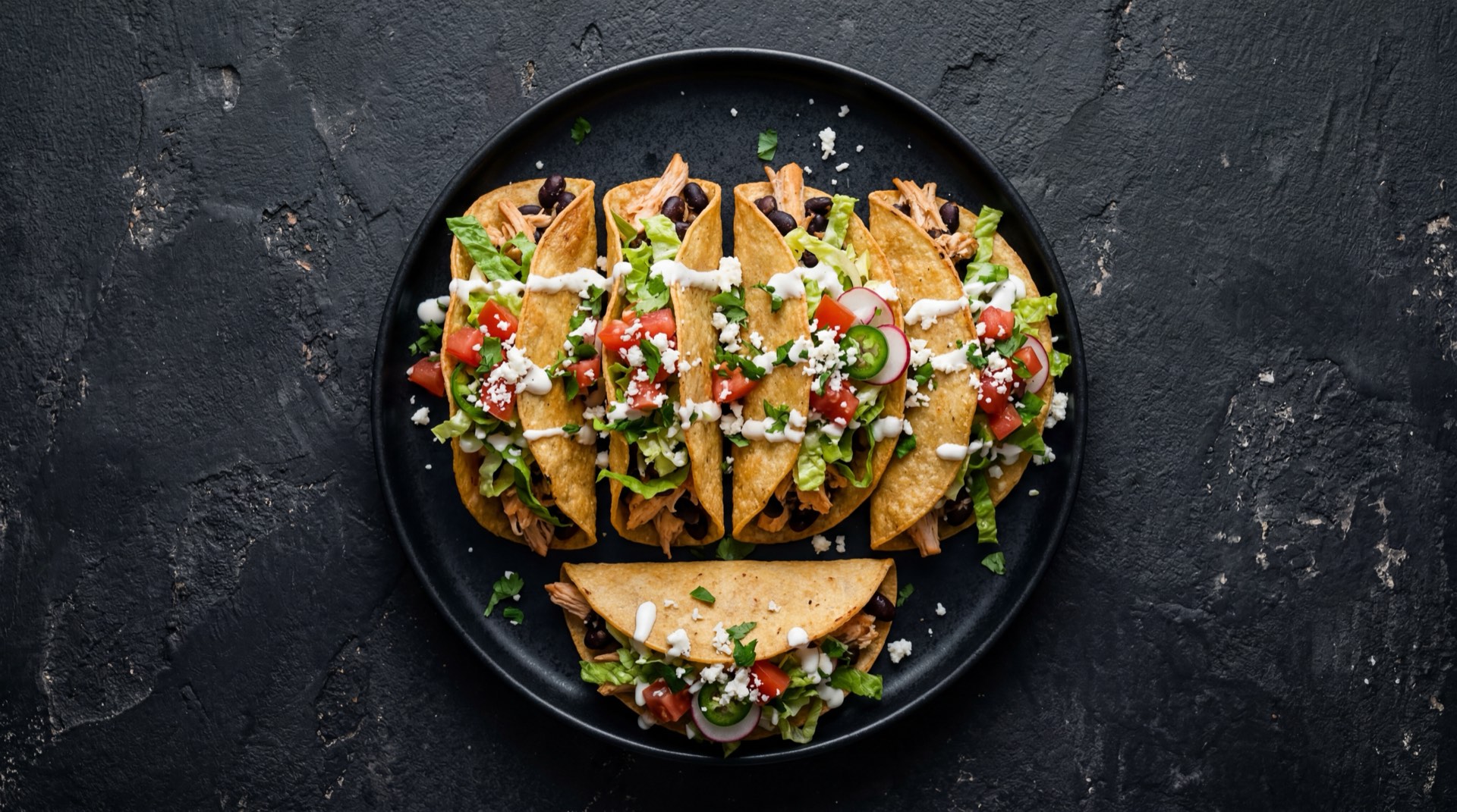 Tacos dorados mexicanos version saludable horneados en el horno sin freir con lechuga iceberg rallada y salsa verde casera de tomatillo sin crema agria