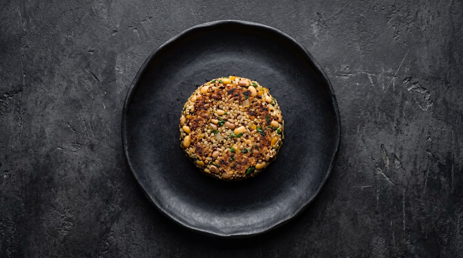 Tacu tacu peruano version saludable horneado sin freir con ensalada criolla de cebolla roja y limon