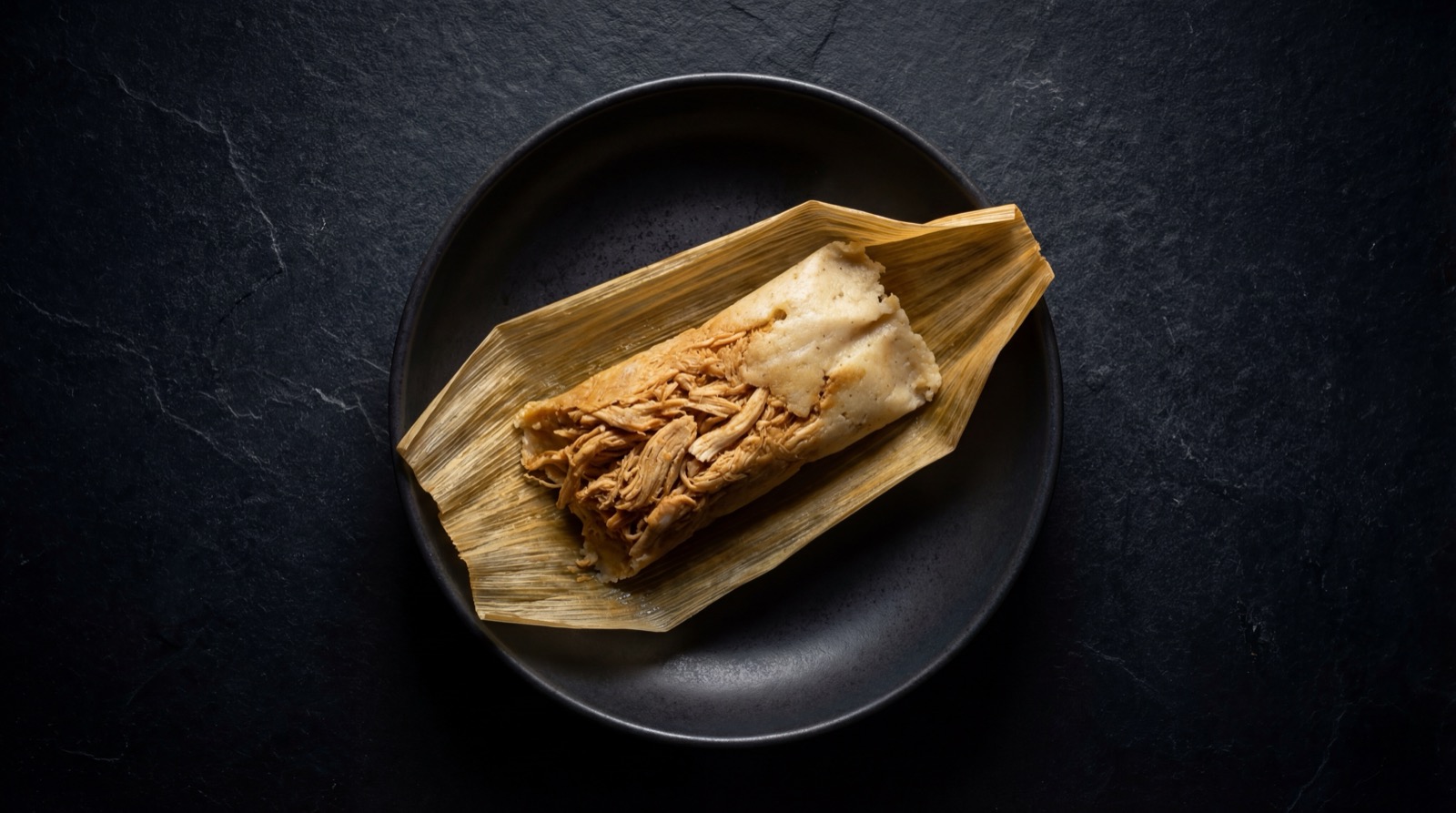 Medio tamal colombiano con cafe negro como version mas ligera del desayuno