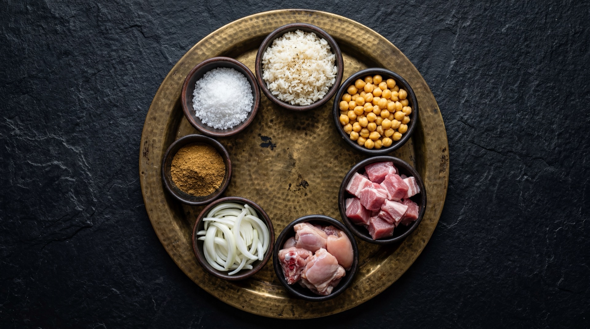 Ingredientes del tamal santandereano: arroz molido, garbanzos, cerdo, pollo, huevo y hojas de platano