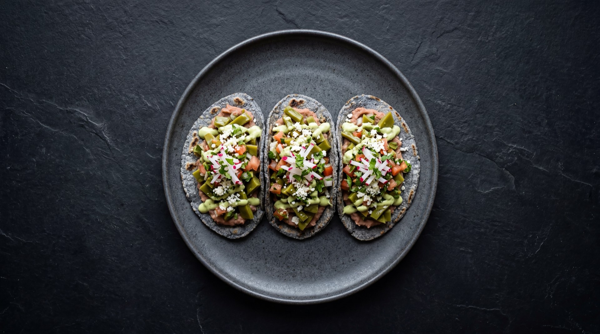 Tlacoyos mexicanos version saludable de maiz azul con requeson fresco, nopales asados y salsa verde sin crema