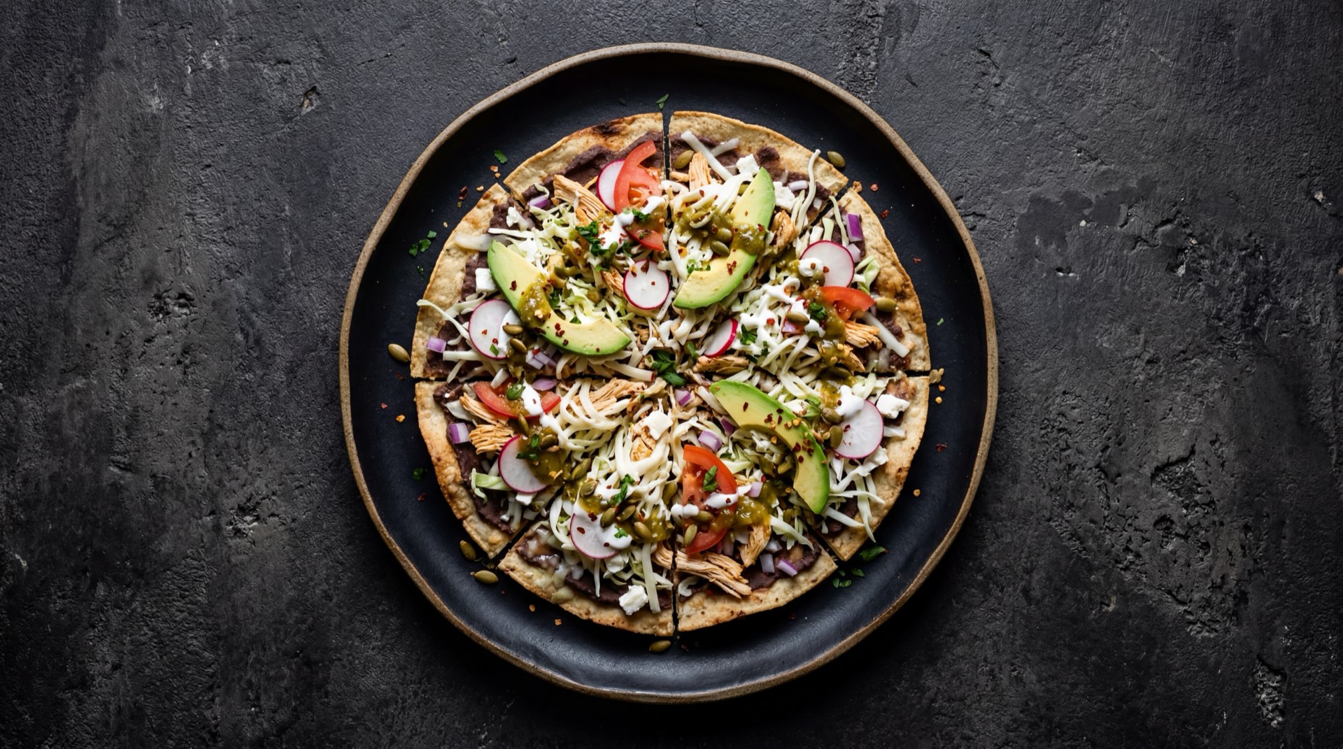 Tlayuda oaxaquena version saludable sin asiento de manteca de cerdo con pollo a la plancha, queso Oaxaca reducido y lechuga fresca abundante