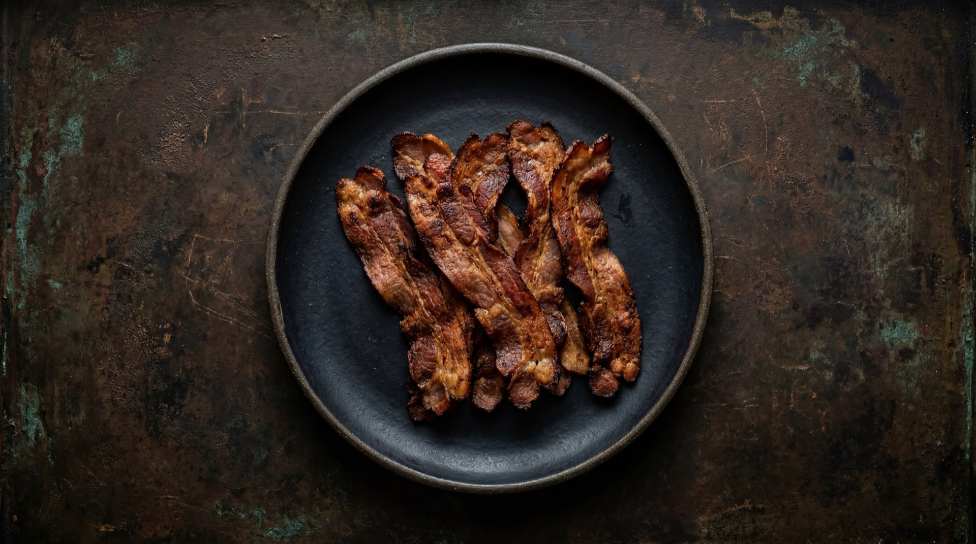 Alternativa saludable a la tocineta de cerdo: tocineta de pavo Zenu baja en grasa con huevo pochado sobre pan integral tostado y rodajas de tomate rojo fresco