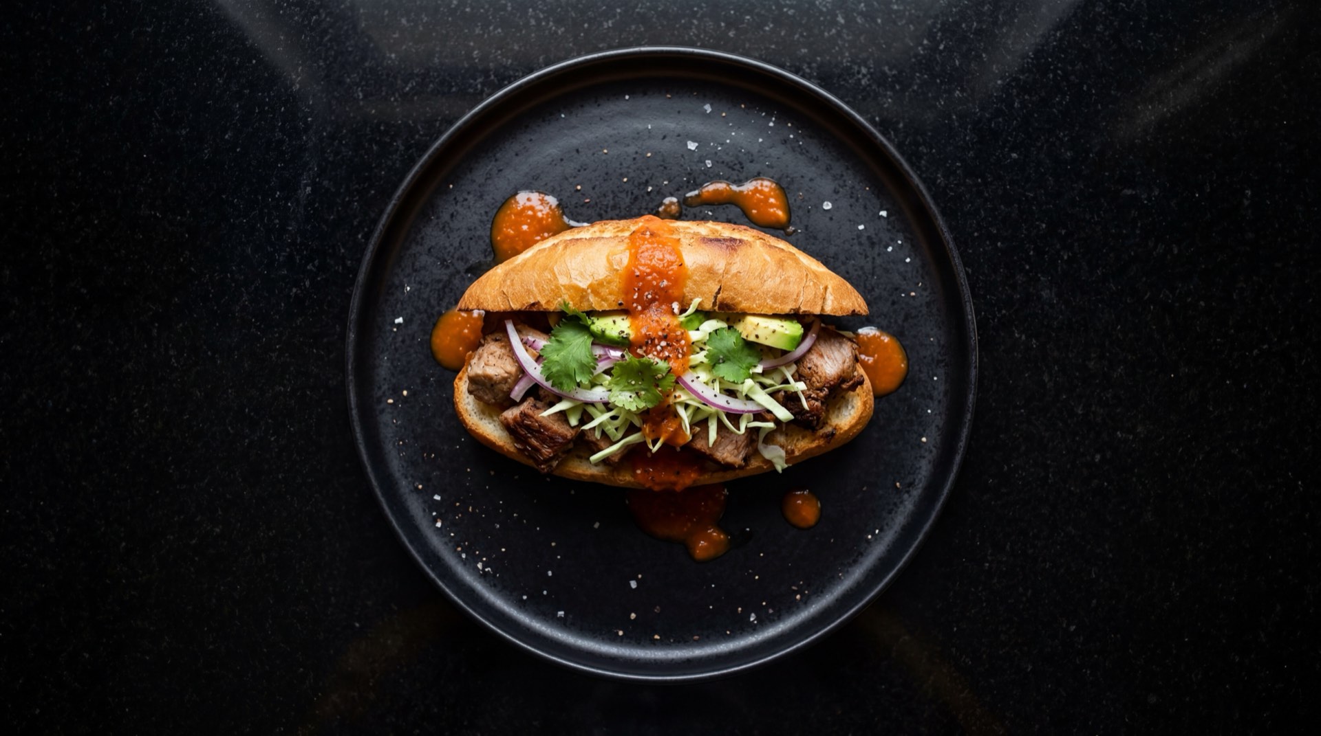 Torta ahogada version saludable con pechuga de pollo deshebrada en vez de carnitas de cerdo, en birote salado con salsa de tomate rojo